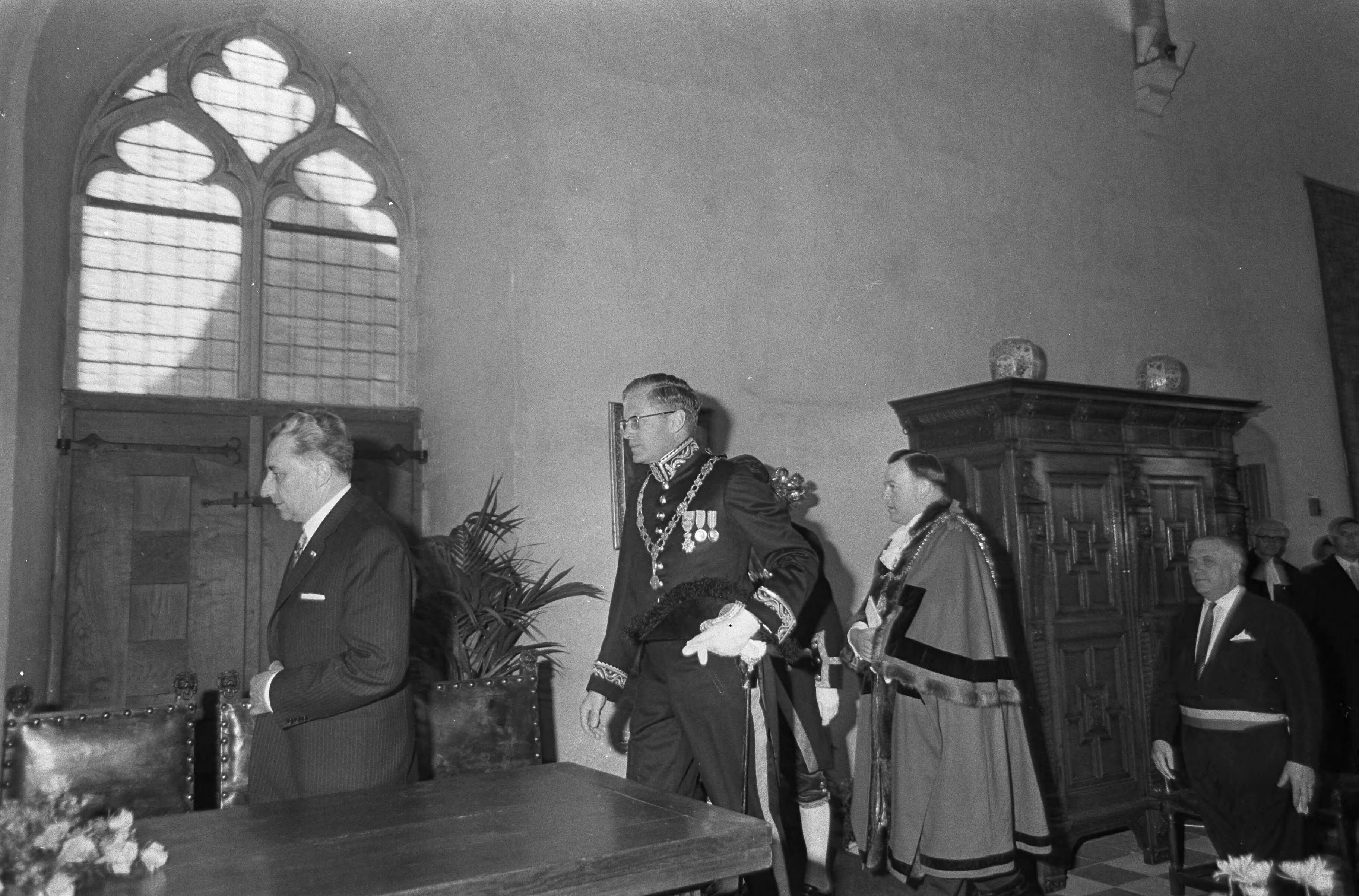 Viering van het 750-jarig bestaan van de stad Middelburg — Burgemeester mr. J. Drijber tijdens het openingswoord; links mr. J. van Aartsen, rechts de burgemeester van Folkstone — Foto: Fotograaf Onbekend / Anefo. Licentie: Set B: Rechtenvrij / Publiek Domein. Bron: Nationaal Archief. http://hdl.handle.net/10648/ab1b9b4a-d0b4-102d-bcf8-003048976d84