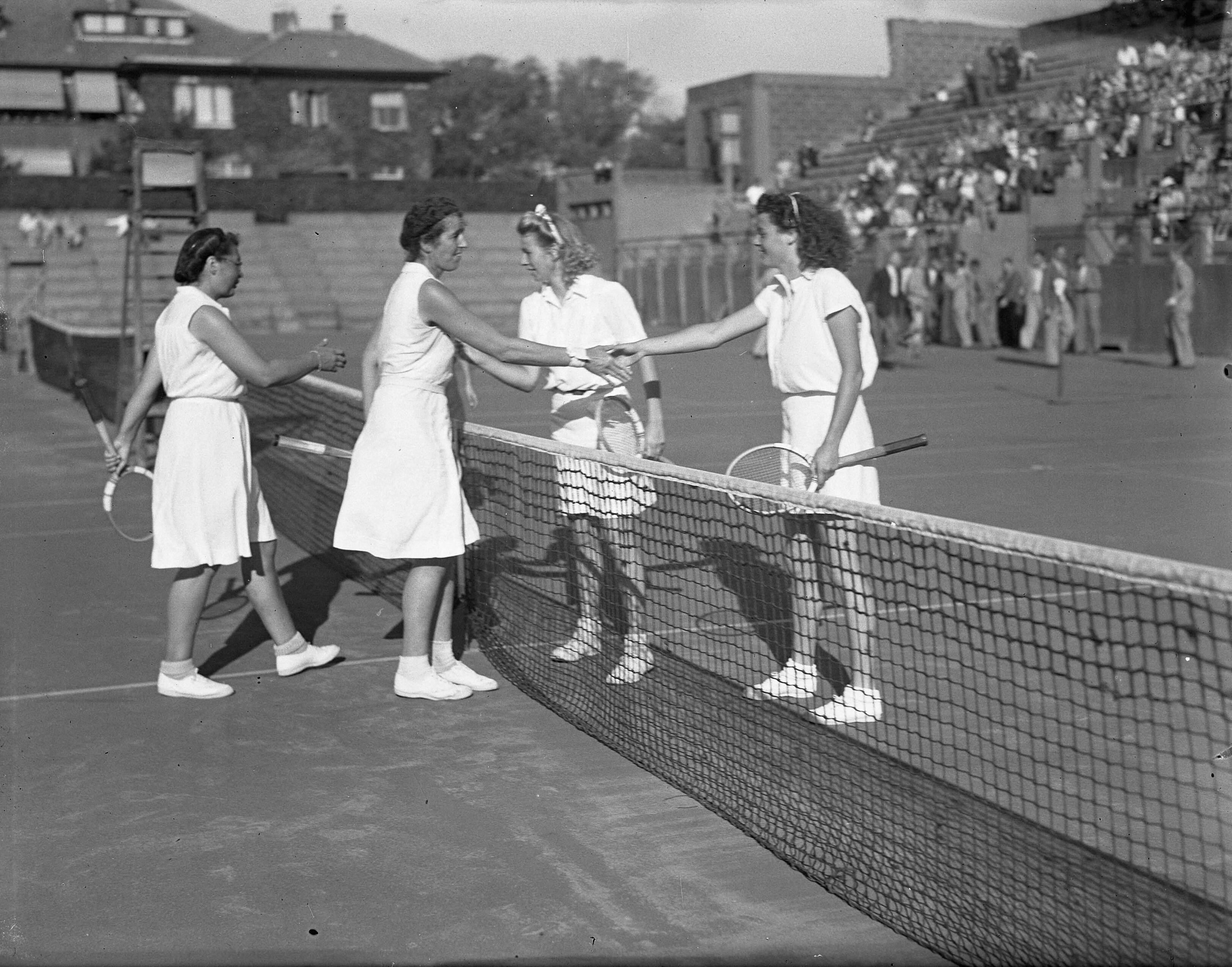 Fotocollectie Anefo — Tenniskampioenschappen op de METS-banen te Scheveningen — Foto: Noske, J.D. / Anefo. Licentie: Set B: Rechtenvrij / Publiek Domein. Bron: Nationaal Archief. http://hdl.handle.net/10648/a8abfb66-d0b4-102d-bcf8-003048976d84