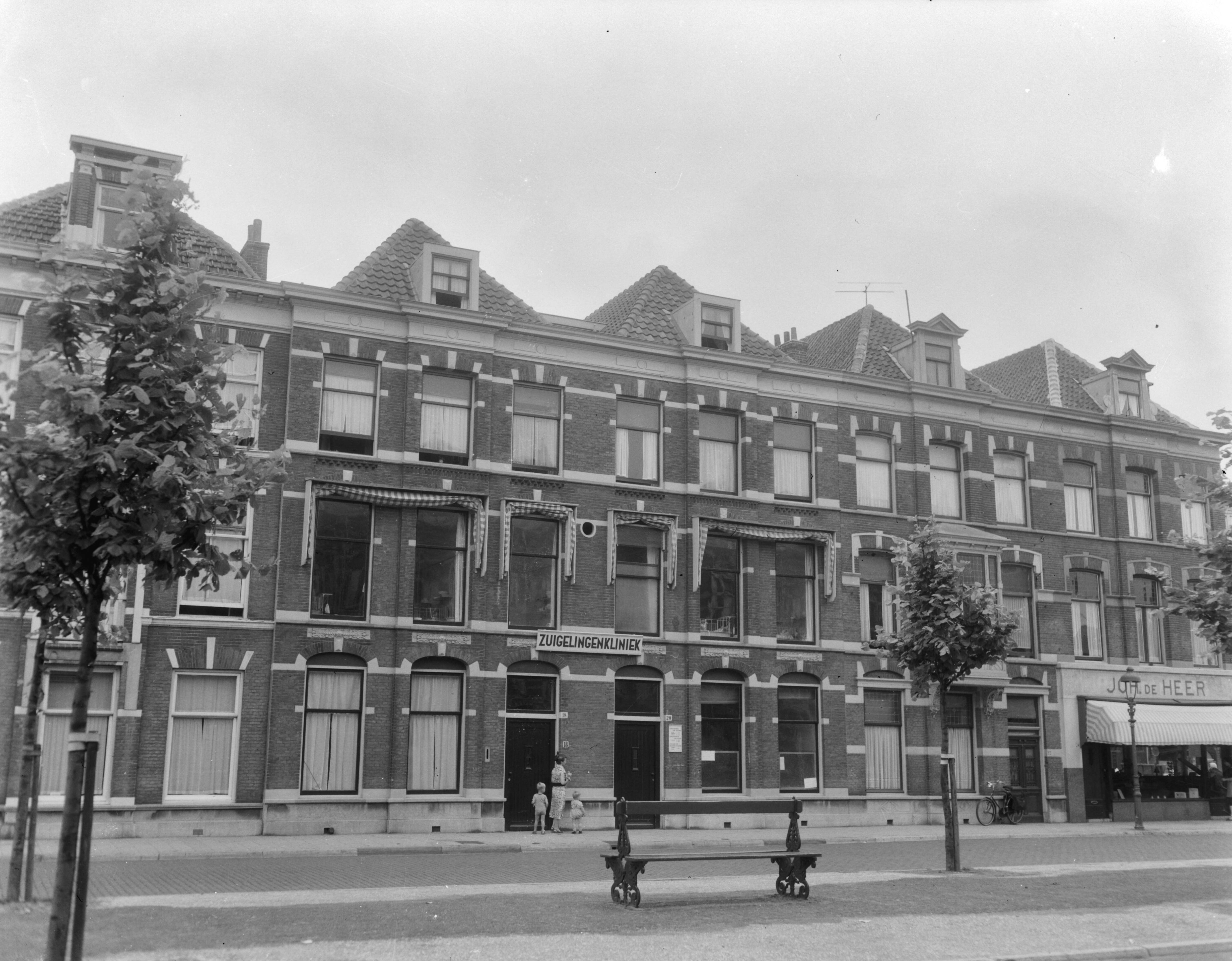 Consultatiebureau voor Zuigelingen Regentesselaan Den Haag — Foto: Duinen, G.W. van / Anefo. — Licentie: Set B: Rechtenvrij / Publiek Domein. Bron: Nationaal Archief. http://hdl.handle.net/10648/ad766744-d0b4-102d-bcf8-003048976d84