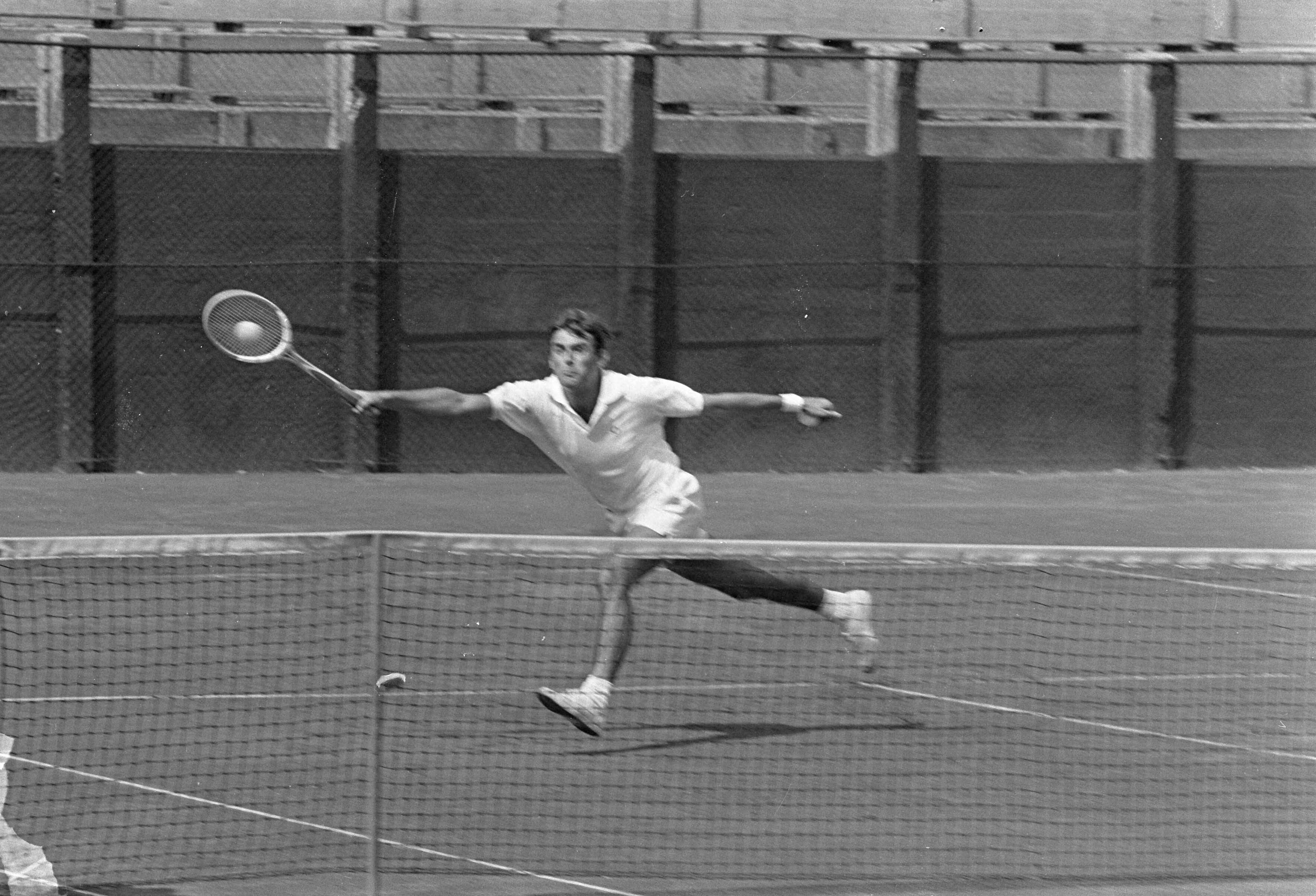 Fotocollectie Anefo — Nationaal Tenniskampioenschappen te Scheveningen. Piet van Eysden in aktie — Foto: Koch, Eric / Anefo. Licentie: Set B: Rechtenvrij / Publiek Domein. Bron: Nationaal Archief. http://hdl.handle.net/10648/ab22906c-d0b4-102d-bcf8-003048976d84