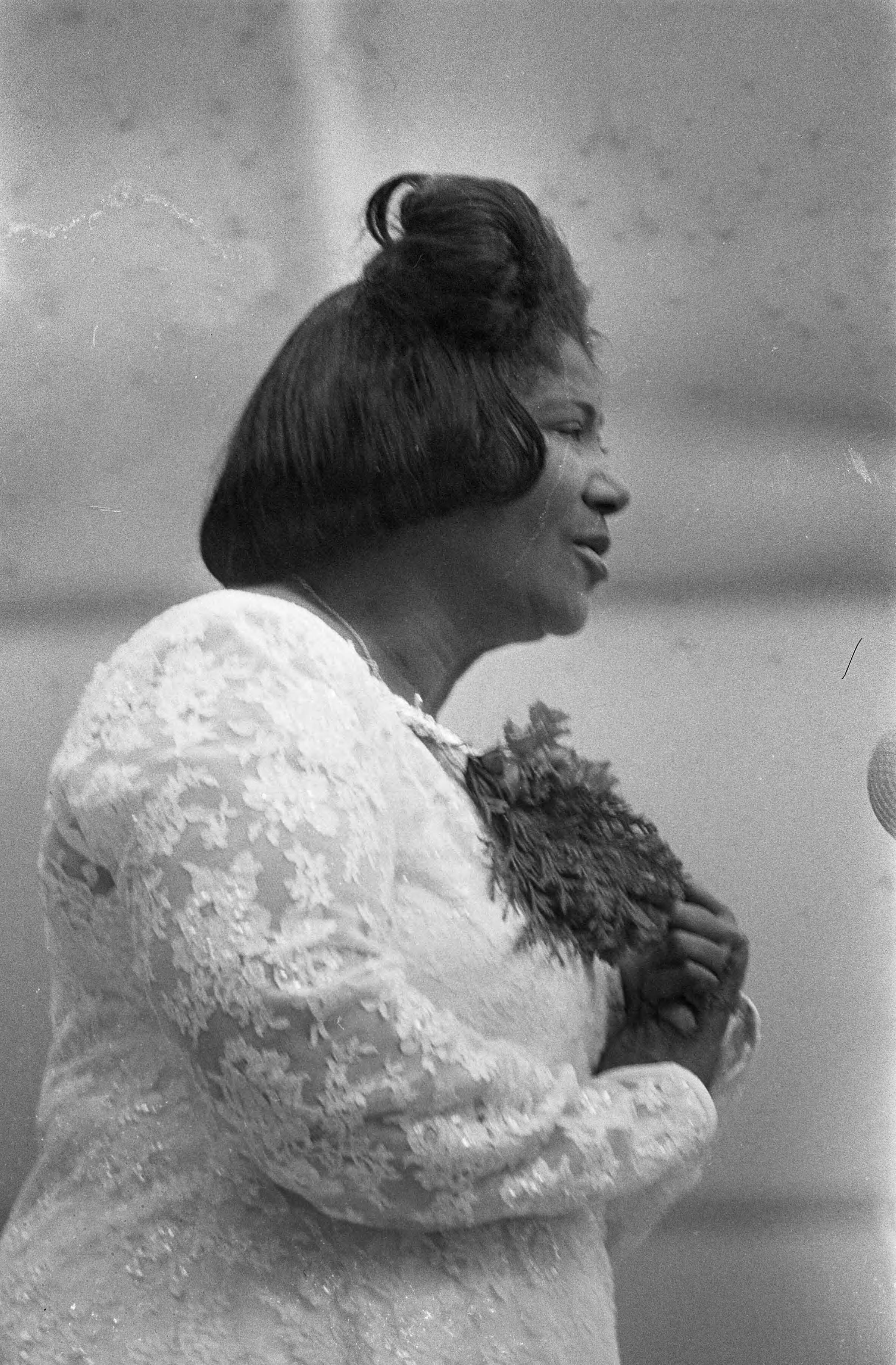 Fotocollectie Anefo — Mahalia Jackson tijdens haar optreden in de Irenehal in Utrecht voor jeugdmanifestatie Jeugd en Bijbel , tijdens haar optreden — Foto: Gelderen, Hugo van / Anefo. Licentie: Set B: Rechtenvrij / Publiek Domein. Bron: Nationaal Archief. http://hdl.handle.net/10648/aa6819da-d0b4-102d-bcf8-003048976d84
