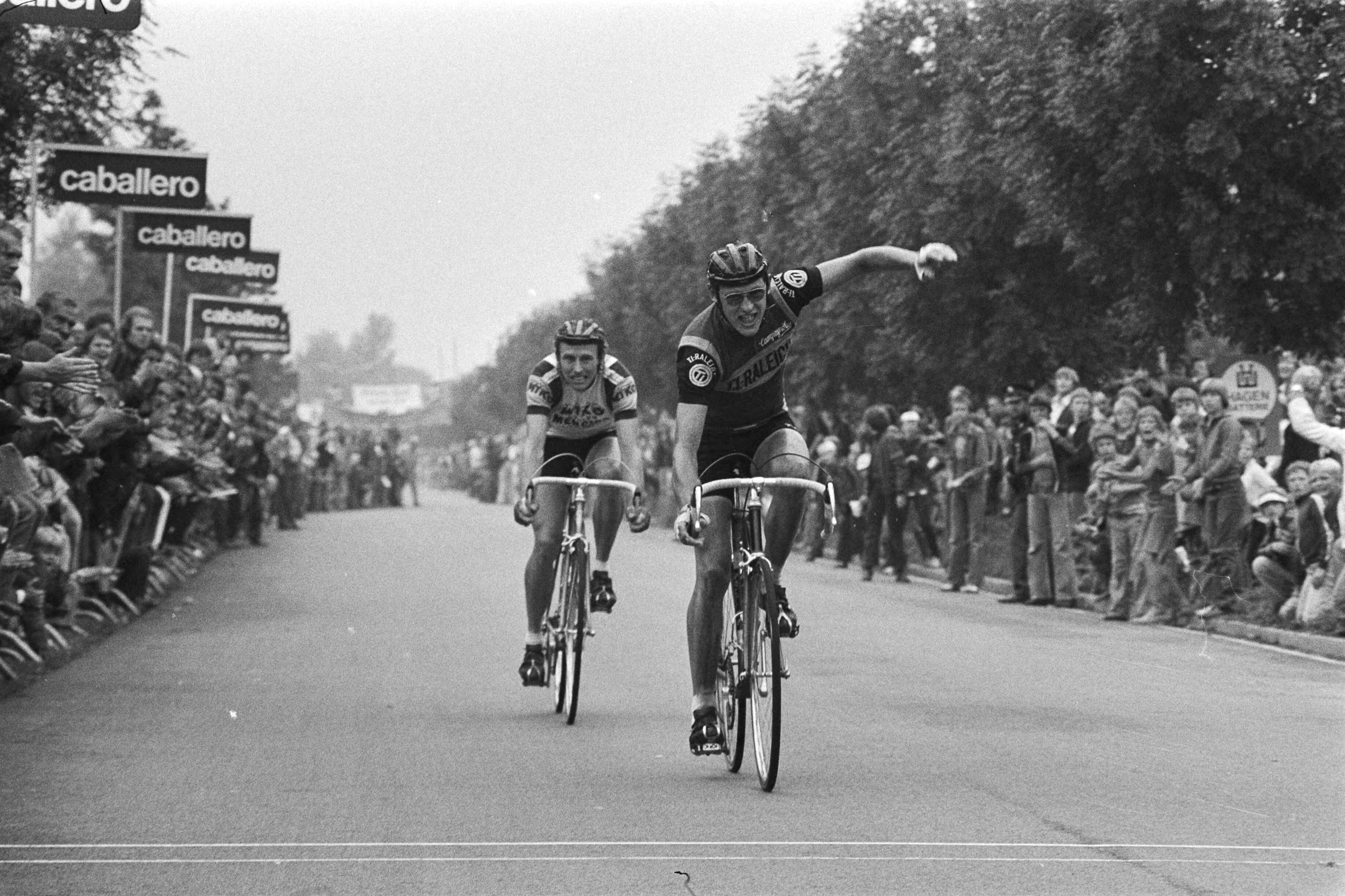 Fotocollectie Anefo — Ronde van Kortenhoef; Knetemann gaat als eerste over de finish gevolgd door Zoetemelk — Foto: Verhoeff, Bert / Anefo. Licentie: Set B: Rechtenvrij / Publiek Domein. Bron: Nationaal Archief. http://hdl.handle.net/10648/aca09bc8-d0b4-102d-bcf8-003048976d84