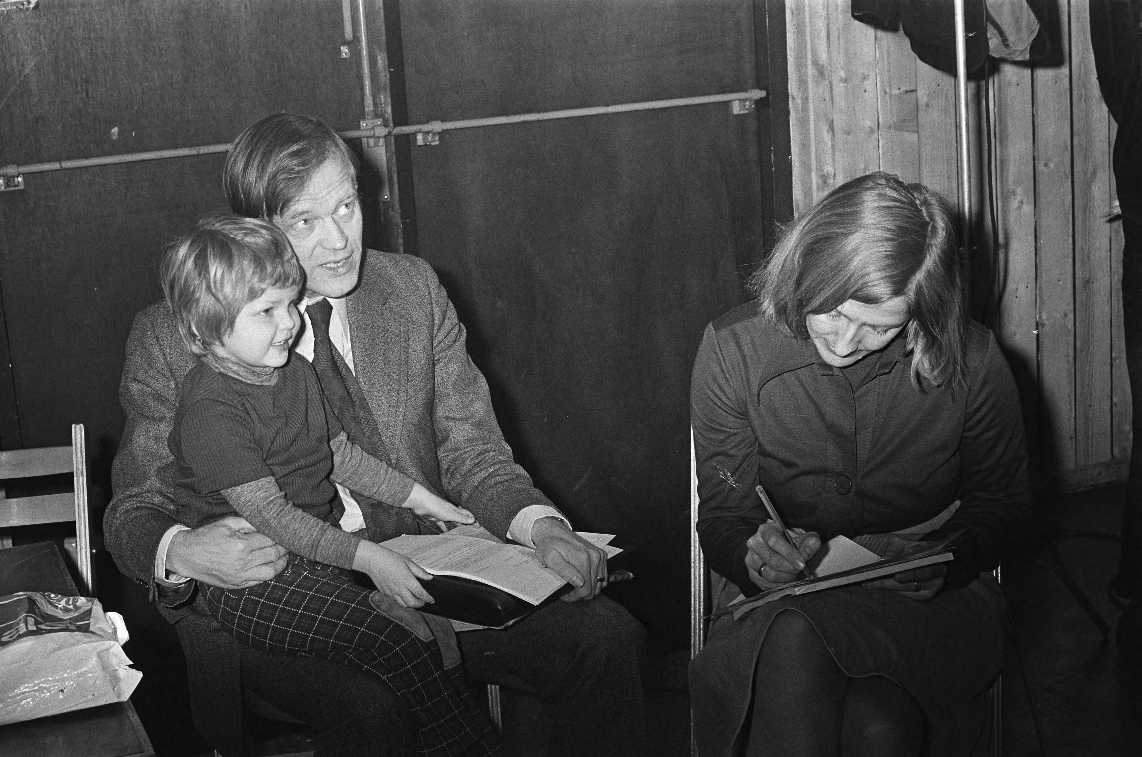Fotocollectie Anefo — PPR-partijraad in Utrecht; staatssecretaris Van Hulten met kind, rechts Ria Beckers — Foto: Peters, Hans / Anefo. Licentie: Set B: Rechtenvrij / Publiek Domein. Bron: Nationaal Archief. http://hdl.handle.net/10648/ac7c4610-d0b4-102d-bcf8-003048976d84