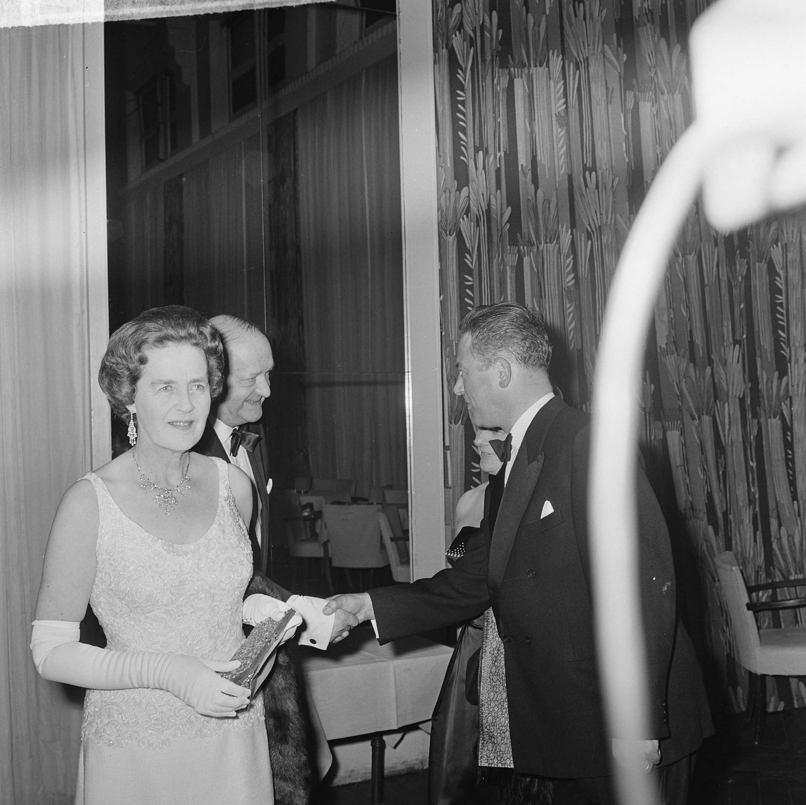 Fotocollectie Anefo — Regeringsdiner voor NATO conferentie in het Kurhaus te Scheveningen, De Britse minister Butler schudt de hand van minister-president Marijnen — Foto: Koch, Eric / Anefo. Licentie: Set B: Rechtenvrij / Publiek Domein. Bron: Nationaal Archief. http://hdl.handle.net/10648/aa690f98-d0b4-102d-bcf8-003048976d84