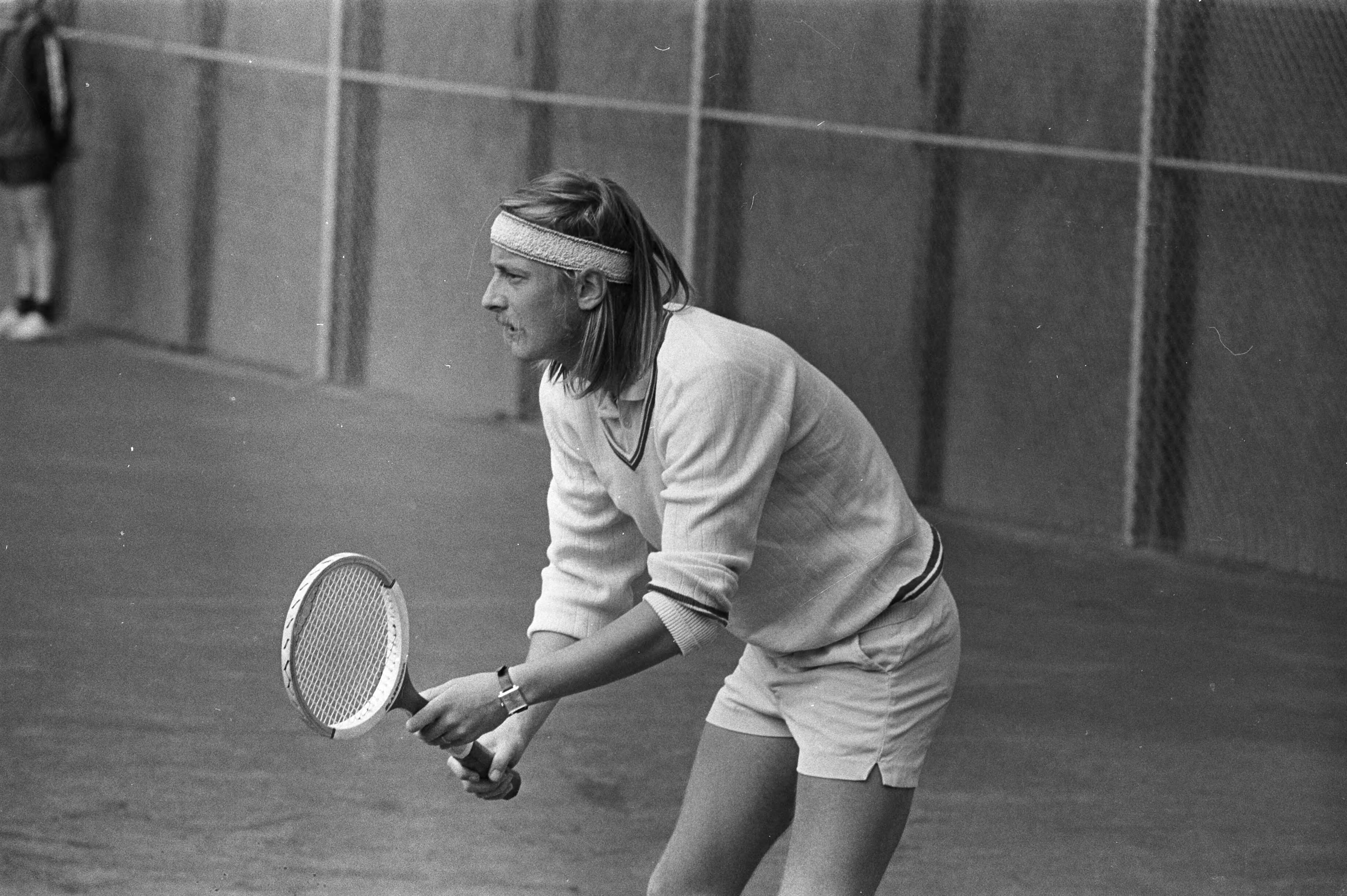 Fotocollectie Anefo — Nationale tenniskampioenschappen Scheveningen, F. Dogger in actie — Foto: Evers, Joost / Anefo. Licentie: Set B: Rechtenvrij / Publiek Domein. Bron: Nationaal Archief. http://hdl.handle.net/10648/abc973f0-d0b4-102d-bcf8-003048976d84