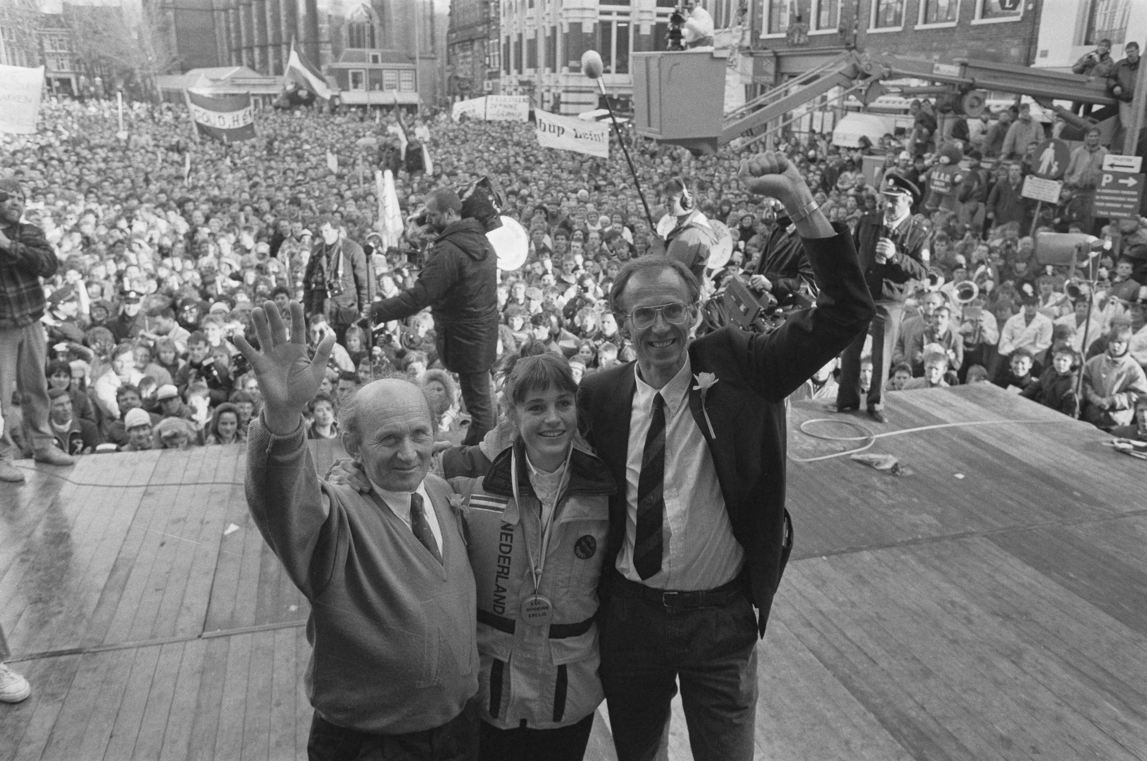 Fotocollectie Anefo — Yvonne van Gennip gehuldigd in Haarlem na behalen drie gouden medailles op Olympische Spelen; met beide coaches Van 't Oever en Kloosterboer (r) — Foto: Croes, Rob C. / Anefo. Licentie: Set B: Rechtenvrij / Publiek Domein. Bron: Nationaal Archief. http://hdl.handle.net/10648/ad68eccc-d0b4-102d-bcf8-003048976d84