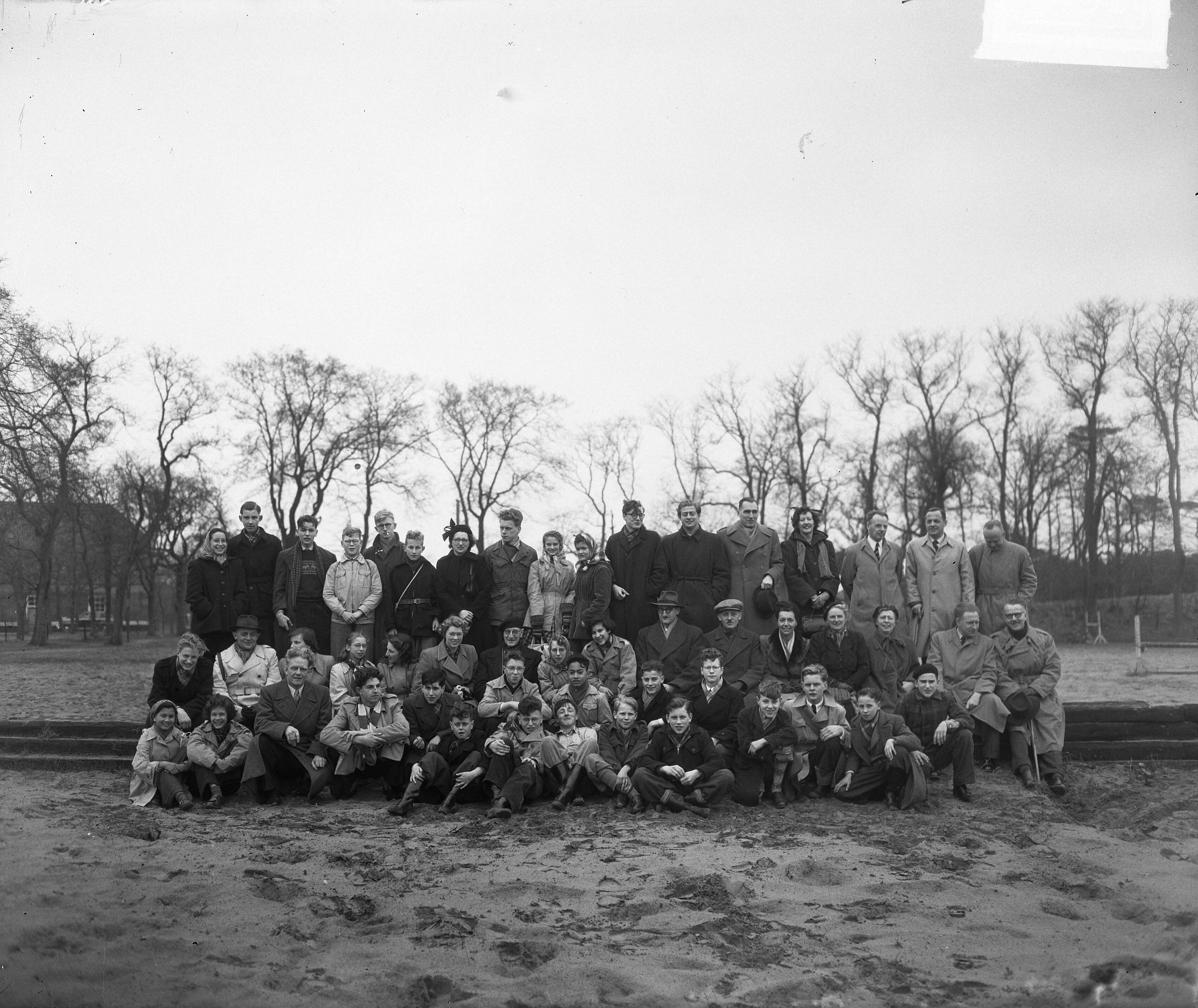 Fotocollectie Anefo — Gezelschap poseert te Meijendel in Wassenaar — Foto: Duinen, H. van / Anefo. Licentie: Set B: Rechtenvrij / Publiek Domein. Bron: Nationaal Archief. http://hdl.handle.net/10648/a8e7d7f8-d0b4-102d-bcf8-003048976d84