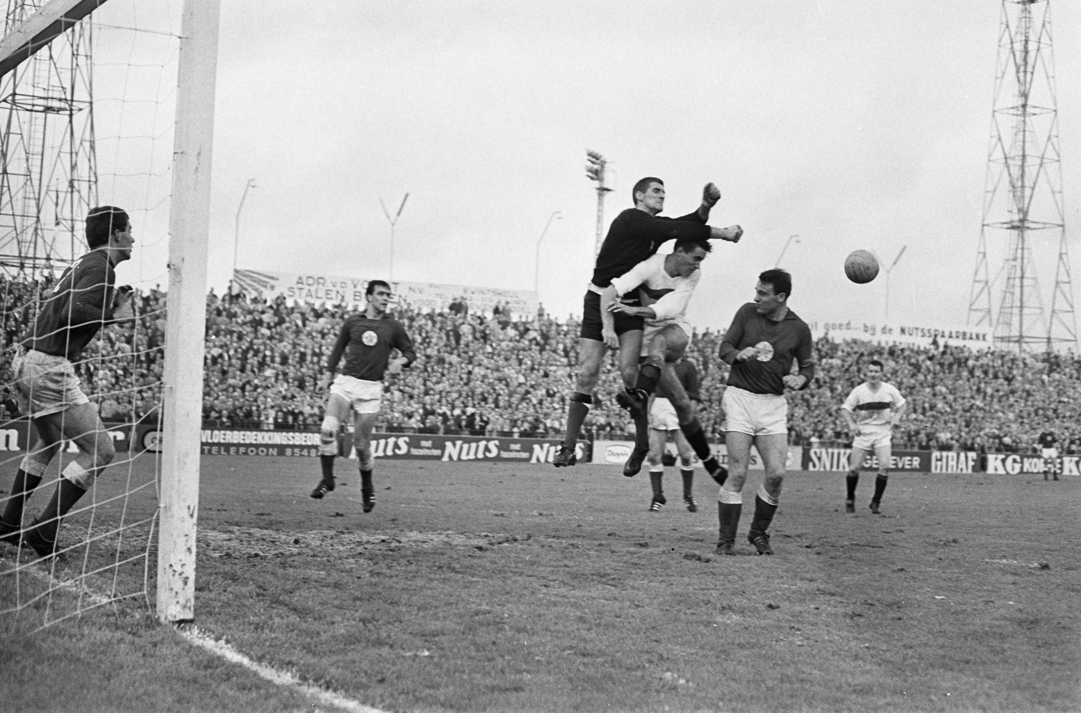 Voetbalwedstrijd ADO Den Haag - MVV te Den Haag: 0-0 — Keeper Frans Körver van MVV in duel met aanvallende Lambert Maassen van ADO — Foto: Fotograaf Onbekend / Anefo. Licentie: Set B: Rechtenvrij / Publiek Domein. Bron: Nationaal Archief. http://hdl.handle.net/10648/ab0033f0-d0b4-102d-bcf8-003048976d84