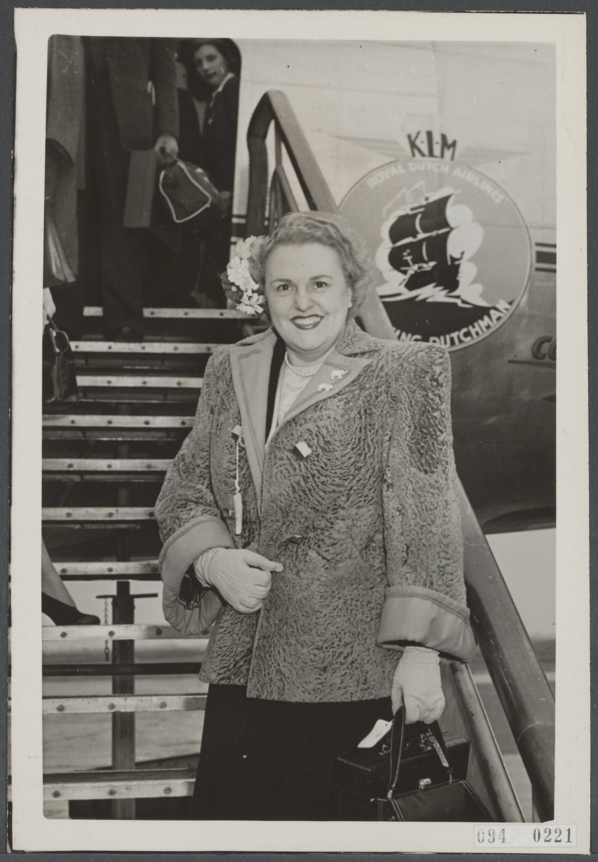 Fotocollectie Elsevier Buitenland — De Canadese zangeres Mary Bothwell bij aankomst op Schiphol. Zij zal een concert geven in het Kurhaus te Scheveningen en optreden in de operette "Der Rosenkavalier" — Foto: Onbekend / Publiek Domein of Rechtenvrij. Licentie: Set B: Rechtenvrij / Publiek Domein. Bron: Nationaal Archief. http://hdl.handle.net/10648/c3607257-e9bc-6551-6c8f-a6b35d49b308