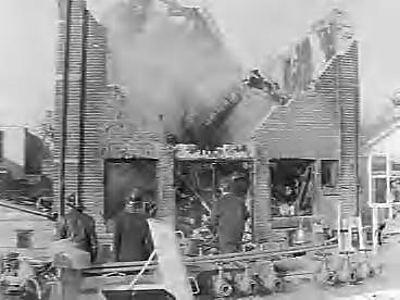 Fotocollectie Anefo — Brand in chemische fabriek te Zaandam aan de Westzijde — Foto: Rossem, Wim van / Anefo. Licentie: Set B: Rechtenvrij / Publiek Domein. Bron: Nationaal Archief. http://hdl.handle.net/10648/a9a88868-d0b4-102d-bcf8-003048976d84