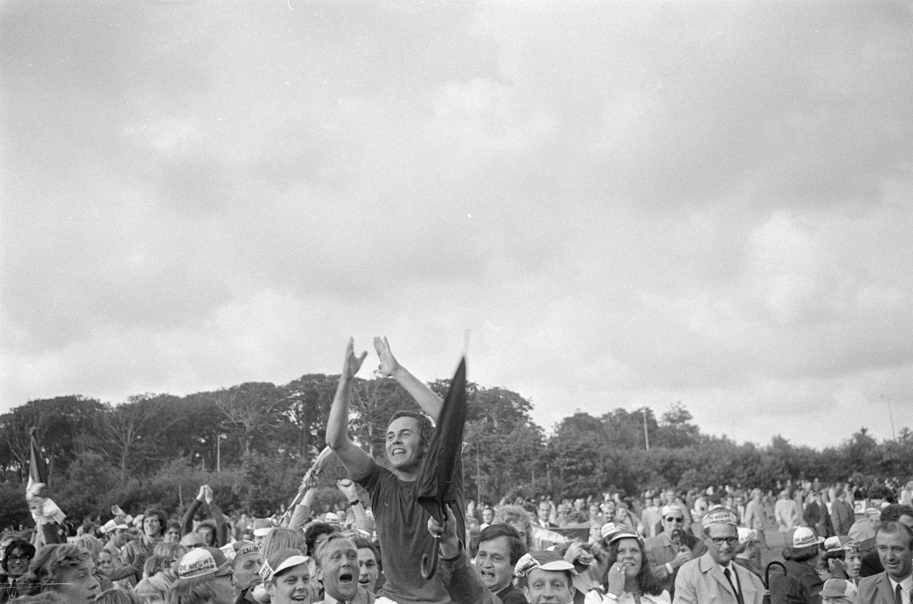 Nederlands Kampioenschap Voetbal voor Zondagamateurs 1971 — Na de overwinning in de wedstrijd RVC - VV Caesar (0-1) gaat een speler van VV Caesar op de schouders van supporters — Foto: Fotograaf Onbekend / Anefo. Licentie: Set B: Rechtenvrij / Publiek Domein. Bron: Nationaal Archief. http://hdl.handle.net/10648/abc3b65e-d0b4-102d-bcf8-003048976d84