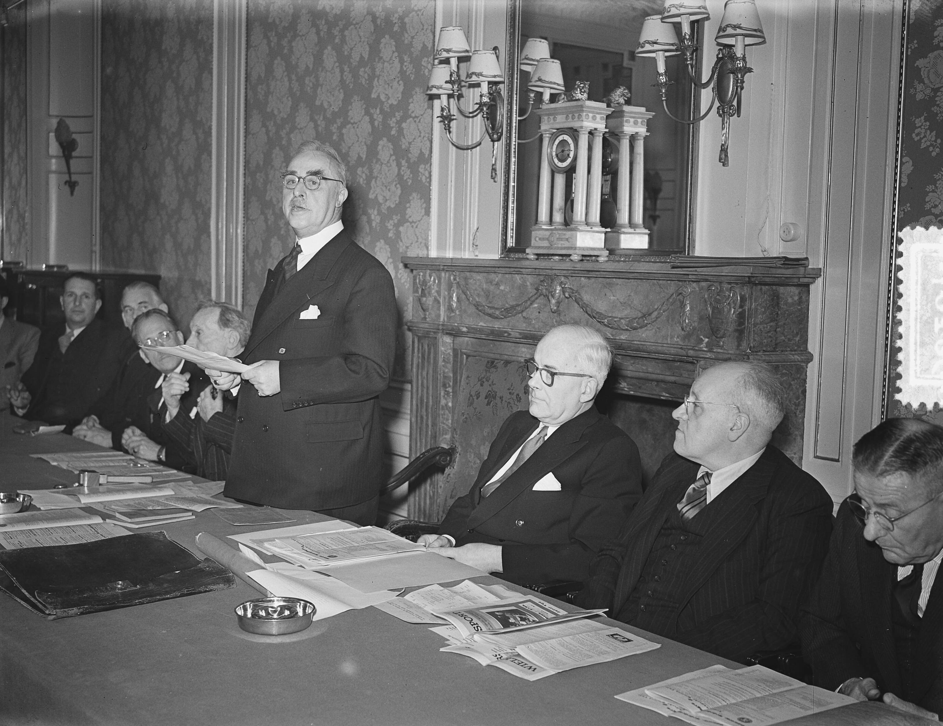 Fotocollectie Anefo — Vergadering KNWU te Utrecht. Jhr. I.L. van den Berch van Heemstede nam afscheid als voorzitter. De voorzitter tijdens zijn toespraak — Foto: Bilsen, Joop van / Anefo. Licentie: Set B: Rechtenvrij / Publiek Domein. Bron: Nationaal Archief. http://hdl.handle.net/10648/a908ca80-d0b4-102d-bcf8-003048976d84