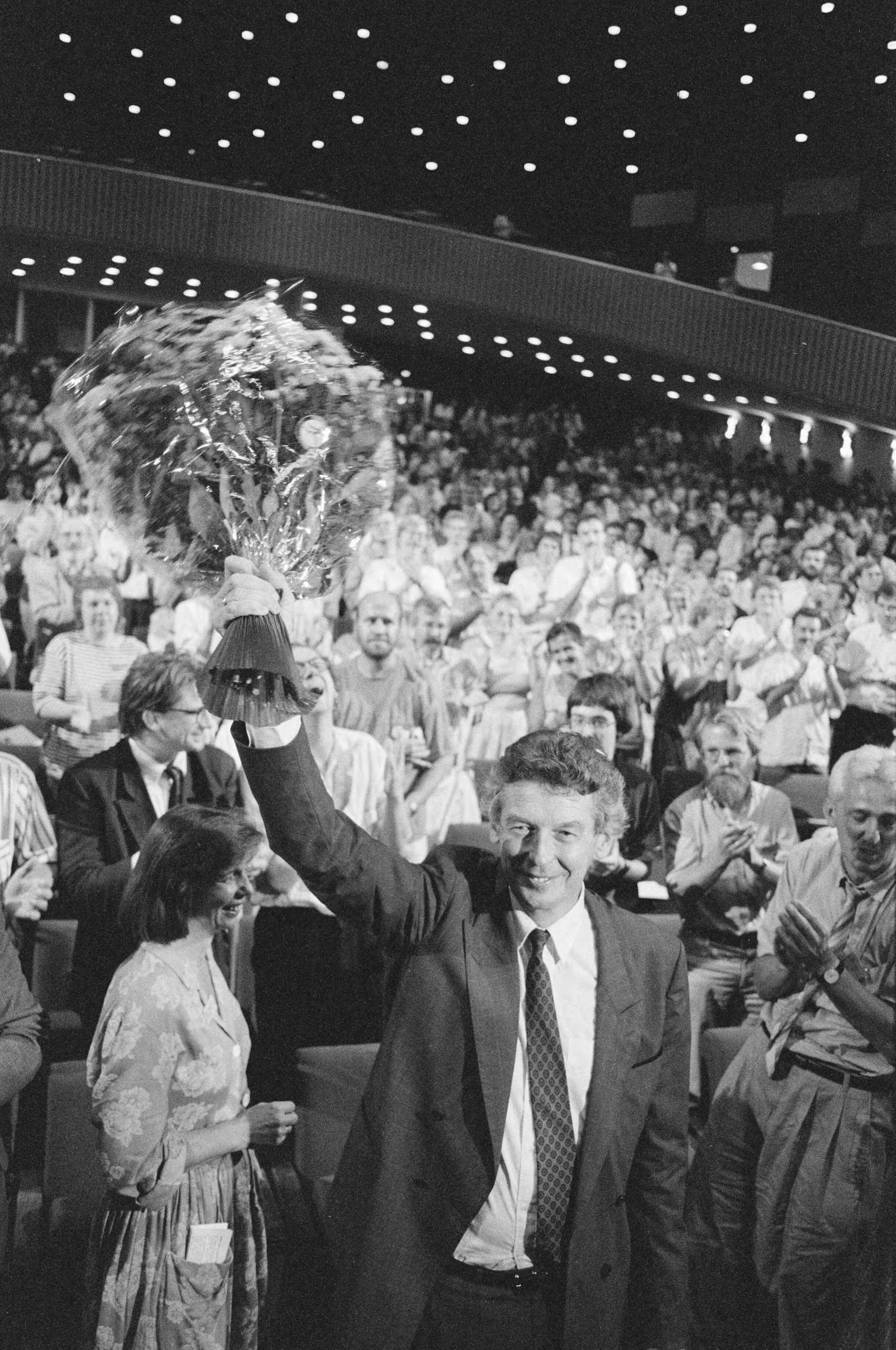 Tweede dag van het PvdA-verkiezingscongres in Den Haag — Lijsttrekker Wim Kok met bloemen — Foto: Bogaerts, Rob / Anefo. Licentie: Set B: Rechtenvrij / Publiek Domein. Bron: Nationaal Archief. http://hdl.handle.net/10648/ad73c2fa-d0b4-102d-bcf8-003048976d84