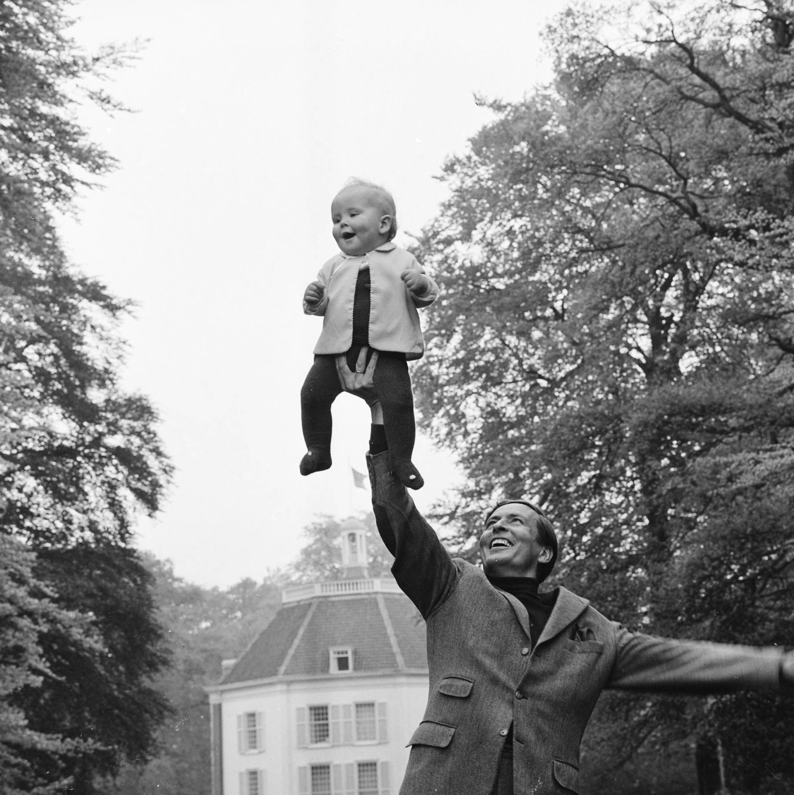 Fotocollectie RVD / Koninklijk Huis — Prins Willem-Alexander met zijn vader prins Claus — Foto: Koot, Max / RVD. Licentie: Set B: Rechtenvrij / Publiek Domein. Bron: Nationaal Archief. http://hdl.handle.net/10648/afb9c5e6-d0b4-102d-bcf8-003048976d84