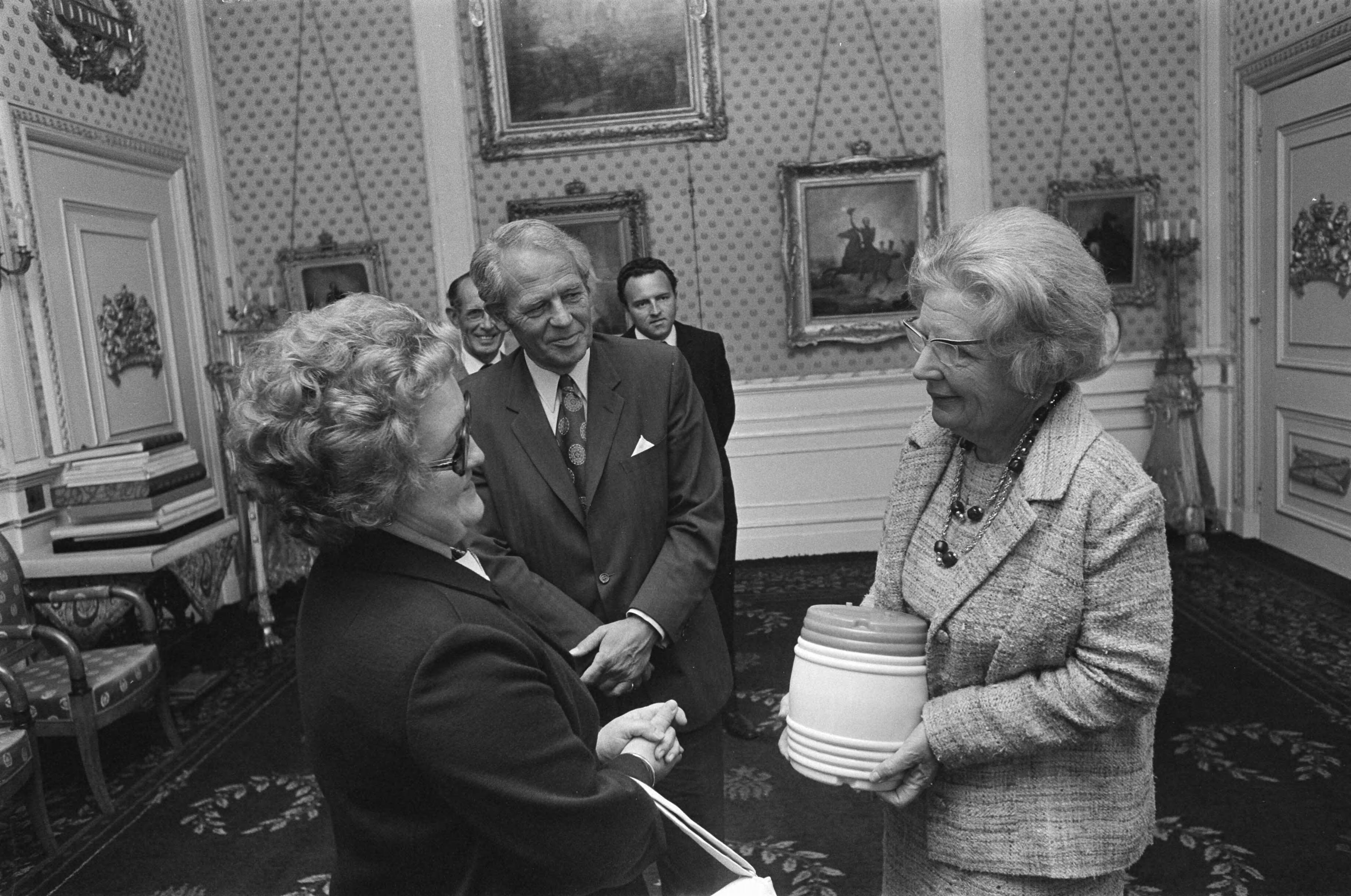 Koningin Juliana krijgt een vaatje nieuwe haring aangeboden op Paleis Soestdijk — W.J. van de Wind (hoofd van de dienst Nederlandse haringcontrole) (l) biedt koningin Juliana het eerste vaatje aan — Foto: Fotograaf Onbekend / Anefo. Licentie: Set B: Rechtenvrij / Publiek Domein. Bron: Nationaal Archief. http://hdl.handle.net/10648/ac4cc3b8-d0b4-102d-bcf8-003048976d84