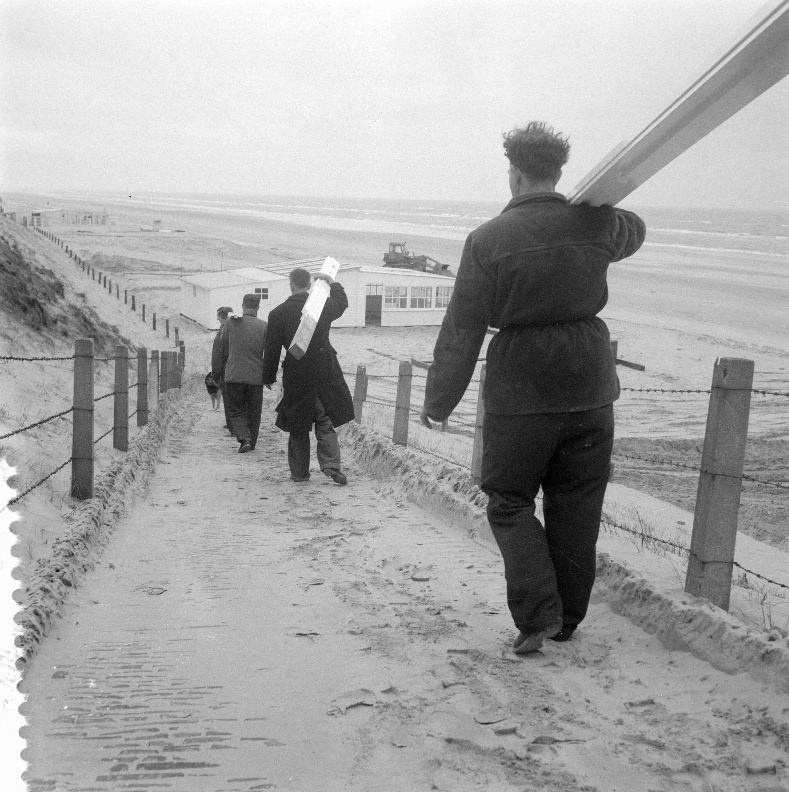 Fotocollectie Anefo — Opbouw strandterrassen voor het komende badseizoen in Zandvoort — Foto: Pot, Harry / Anefo. Licentie: Set B: Rechtenvrij / Publiek Domein. Bron: Nationaal Archief. http://hdl.handle.net/10648/a976b978-d0b4-102d-bcf8-003048976d84