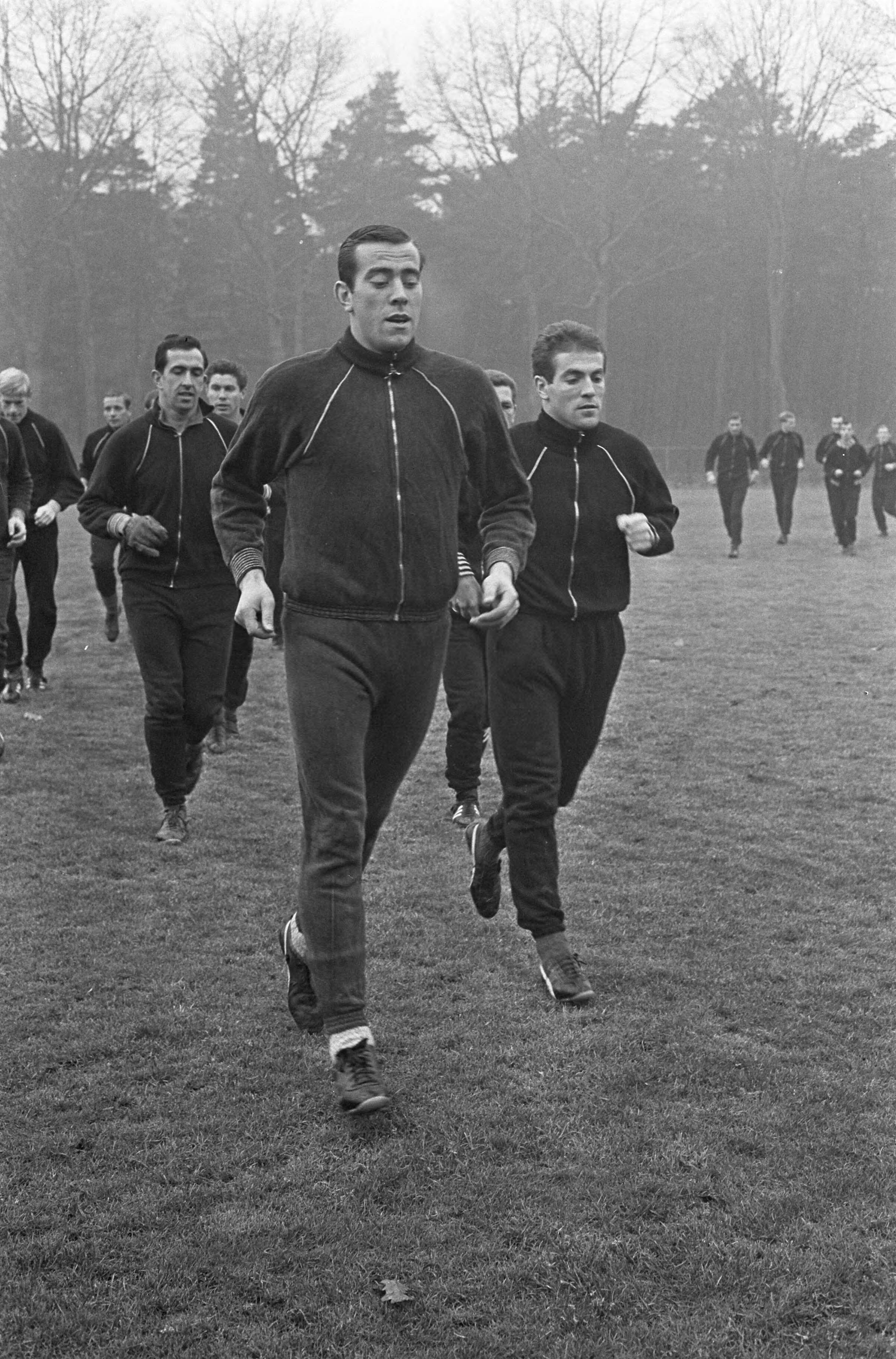Fotocollectie Anefo — Training Nederlands elftal te Zeist, Voorop Daan Schrijvers, gevolgd door Bennie Muller en doelman Eddy Pieters Graafland — Foto: Pot, Harry / Anefo. Licentie: Set B: Rechtenvrij / Publiek Domein. Bron: Nationaal Archief. http://hdl.handle.net/10648/aa848890-d0b4-102d-bcf8-003048976d84