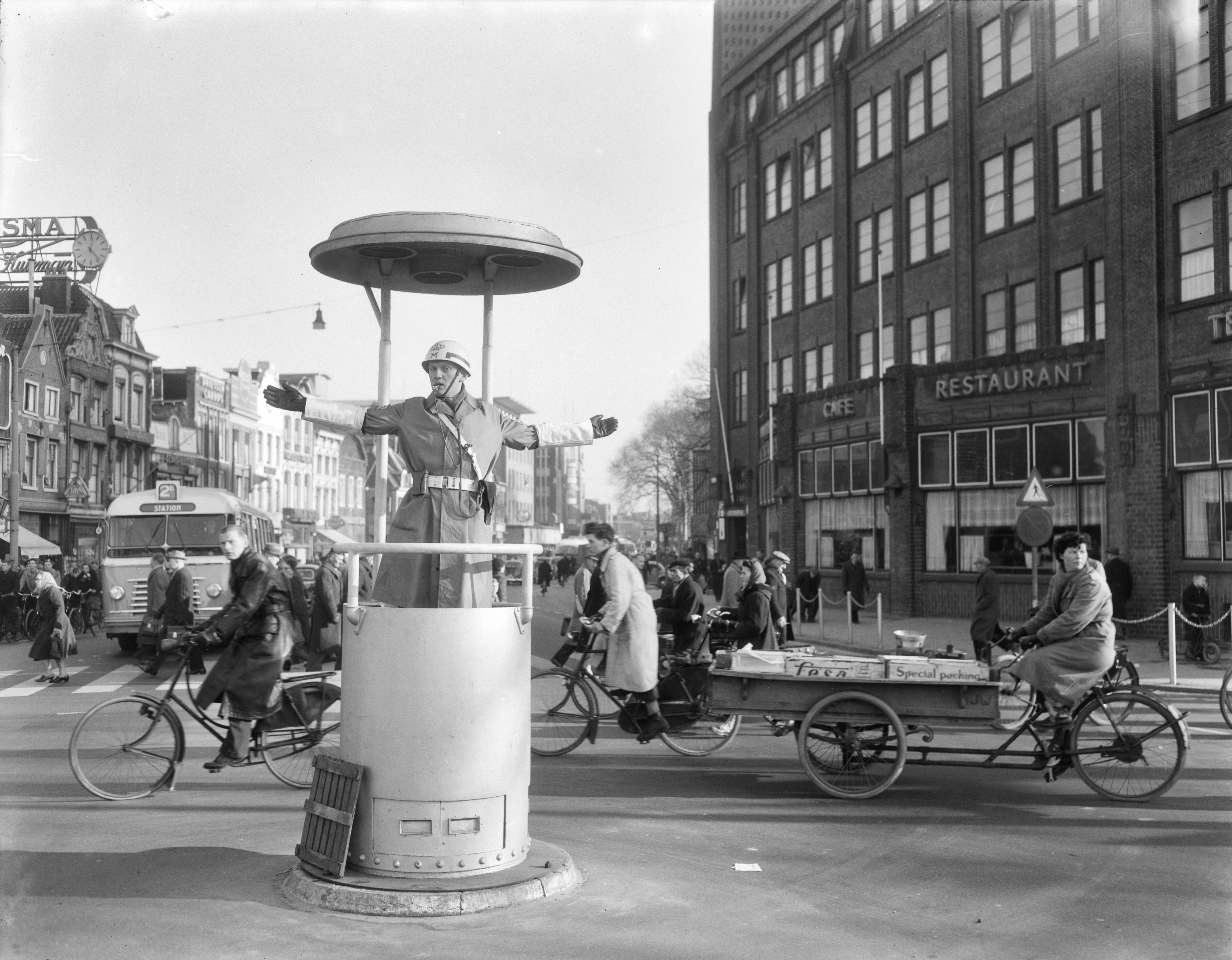 Fotocollectie Anefo — Opleiding verkeerspolitie Utrecht — Foto: Duinen, G.W. van / Anefo. Licentie: Set B: Rechtenvrij / Publiek Domein. Bron: Nationaal Archief. http://hdl.handle.net/10648/a91bbb40-d0b4-102d-bcf8-003048976d84