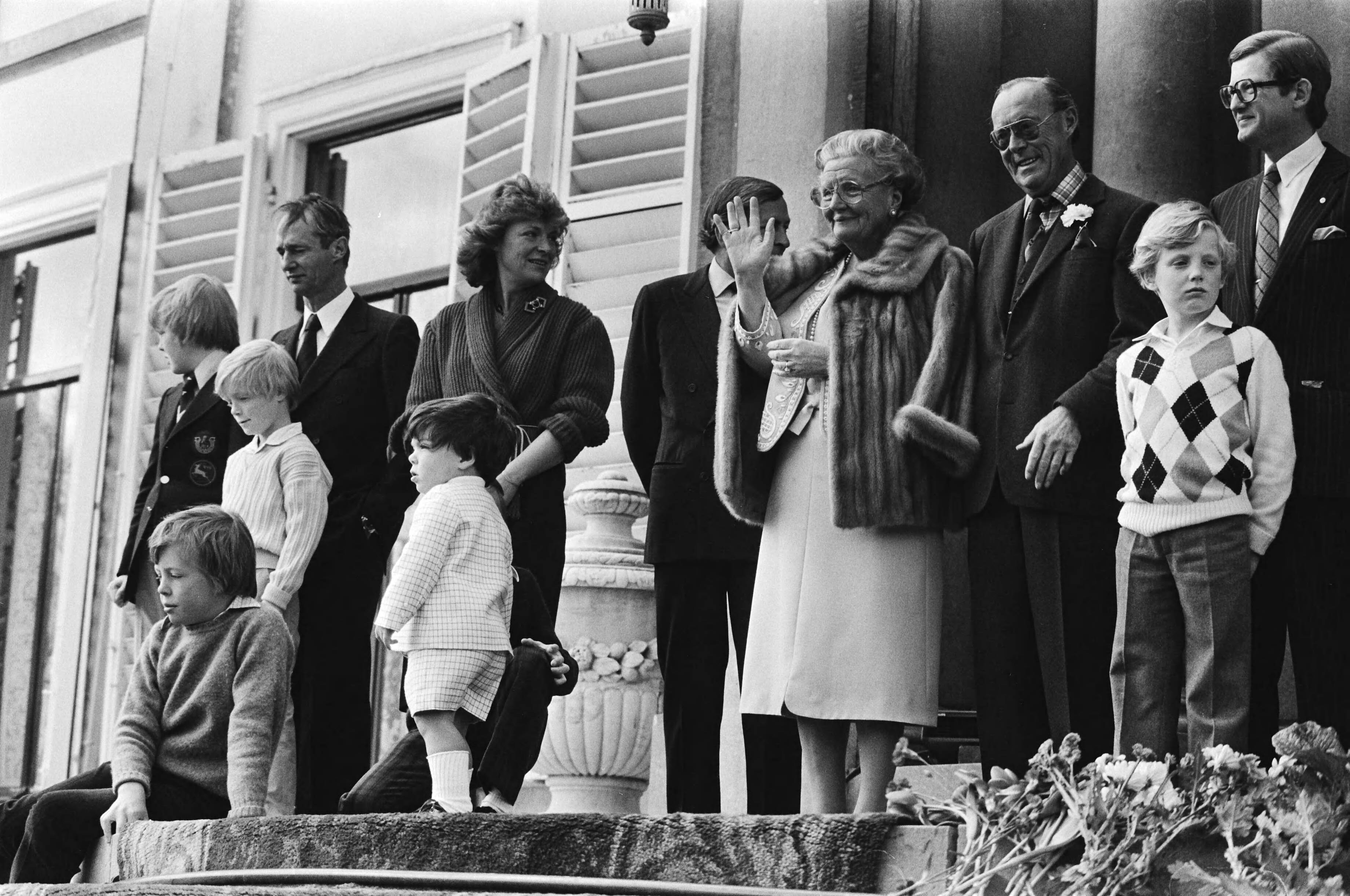 Defilé Soestdijk — Op het bordes — Foto: Croes, Rob C. / Anefo. Licentie: Set B: Rechtenvrij / Publiek Domein. Bron: Nationaal Archief. http://hdl.handle.net/10648/acc93f1a-d0b4-102d-bcf8-003048976d84