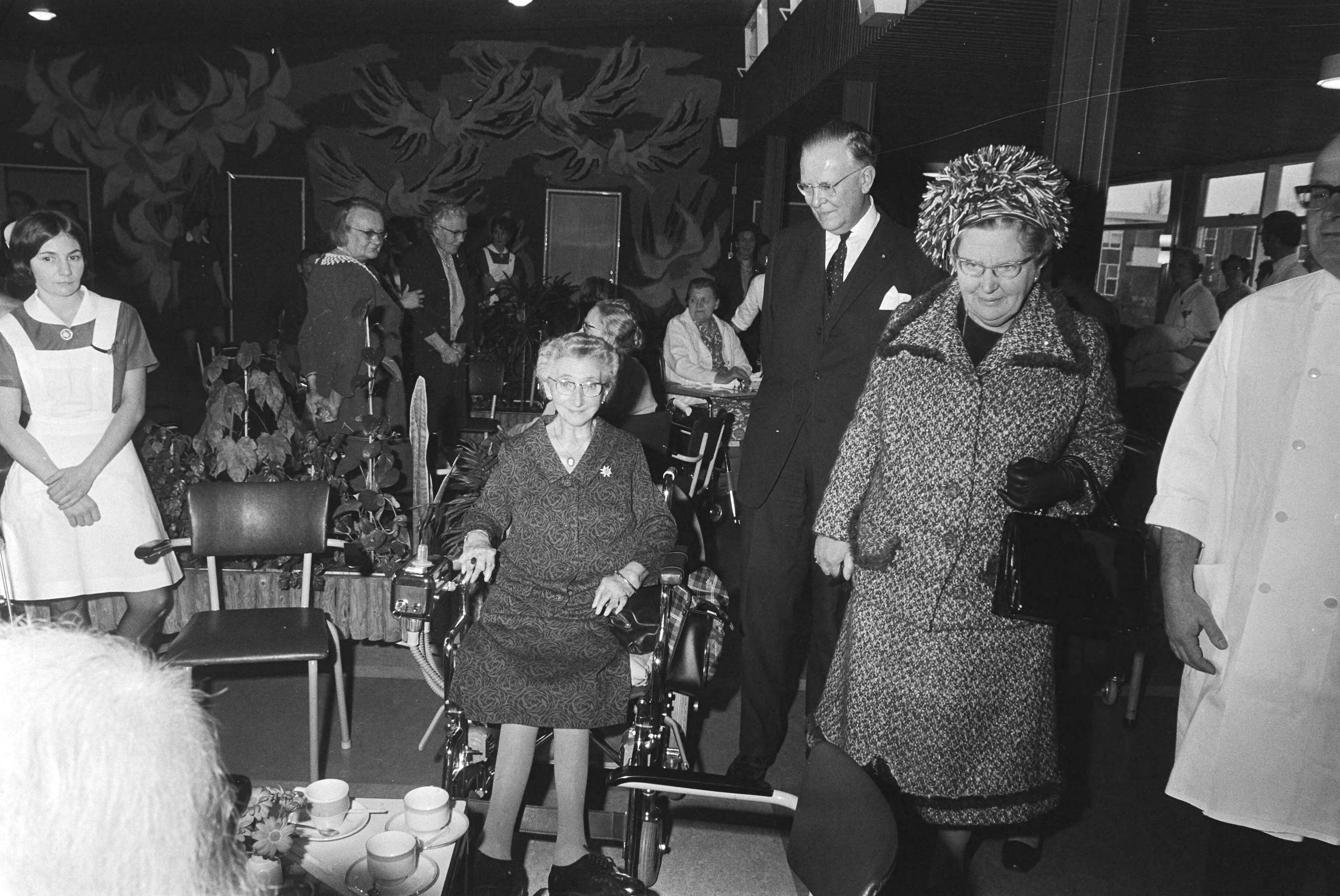 Fotocollectie Anefo — koningin Juliana brengt werkbezoek aan Zuidelijk Westerkwartier in Groningen; koningin Juliana bezoekt Zonnehuis in Zuidhorn — Foto: Mieremet, Rob / Anefo. Licentie: Set B: Rechtenvrij / Publiek Domein. Bron: Nationaal Archief. http://hdl.handle.net/10648/abac0888-d0b4-102d-bcf8-003048976d84