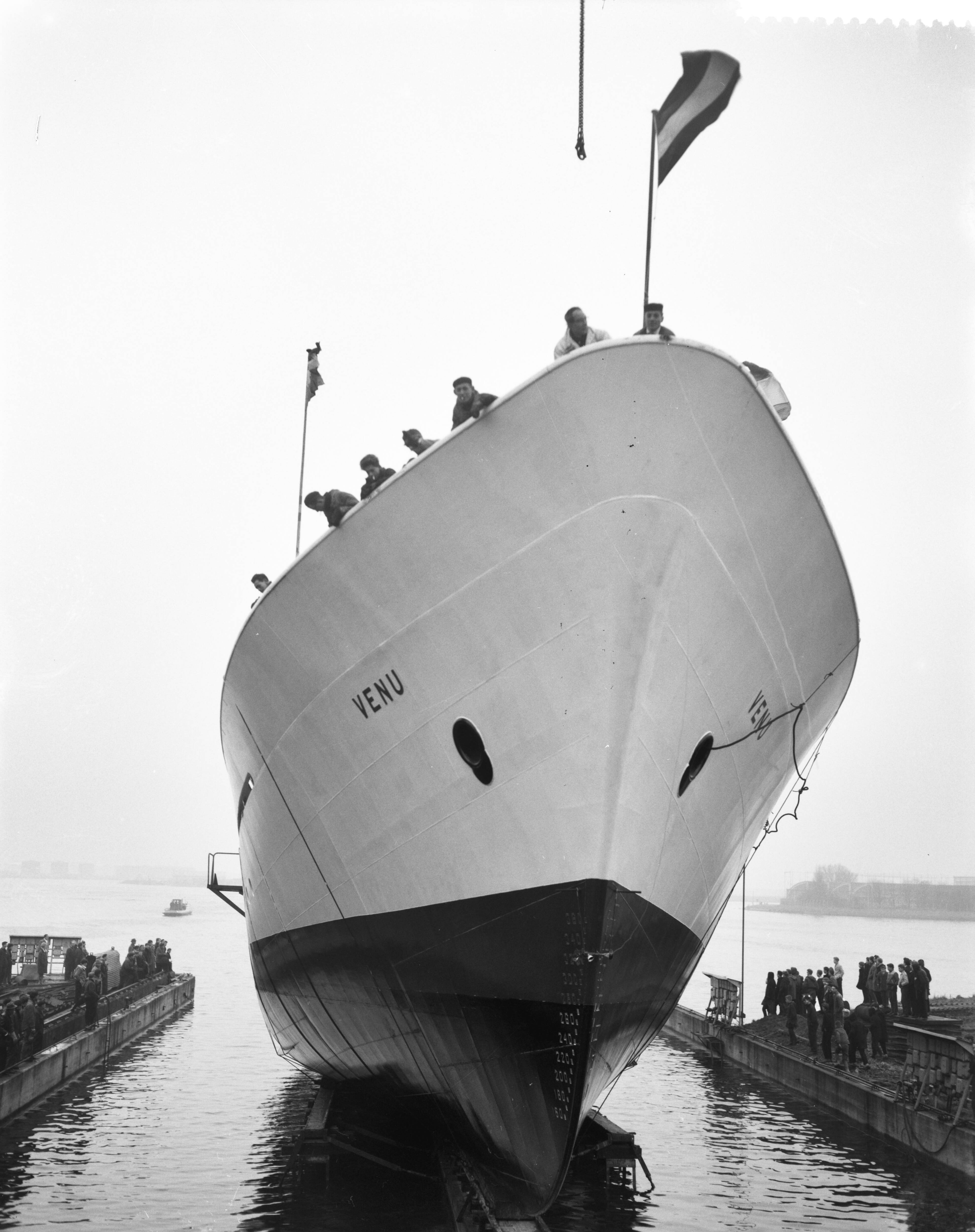 Fotocollectie Anefo — Tewaterlating van loodsboot "Venu" bij de N.V. Zaanlandse Scheepsbouw Maatschappij te Zaandam — Foto: Bilsen, Joop van / Anefo. Licentie: Set B: Rechtenvrij / Publiek Domein. Bron: Nationaal Archief. http://hdl.handle.net/10648/a9c2cf2a-d0b4-102d-bcf8-003048976d84