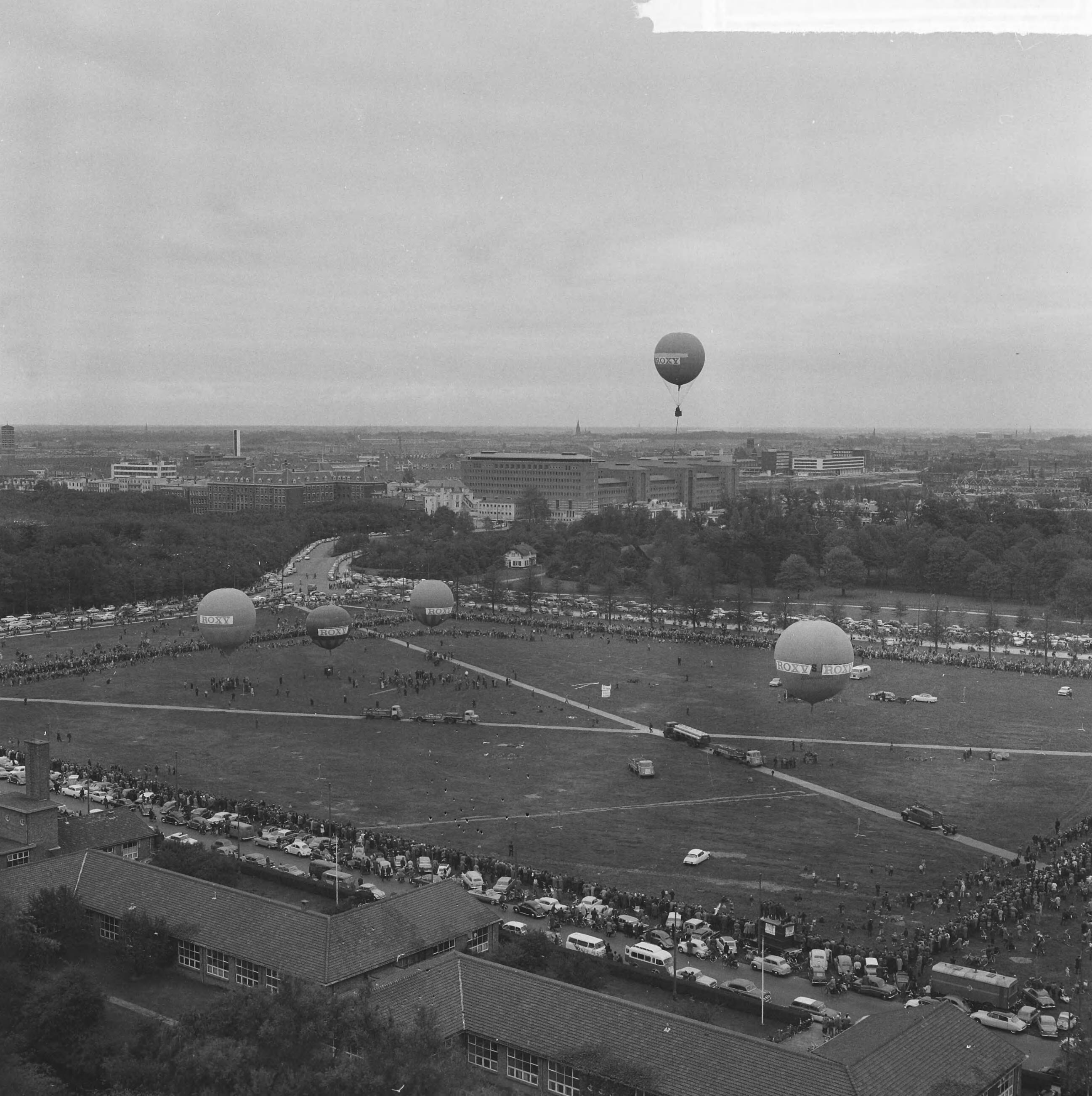 Fotocollectie Anefo — Ballonvaarders boven Den Haag — Foto: Koch, Eric / Anefo. Licentie: Set B: Rechtenvrij / Publiek Domein. Bron: Nationaal Archief. http://hdl.handle.net/10648/aa1c2d7c-d0b4-102d-bcf8-003048976d84