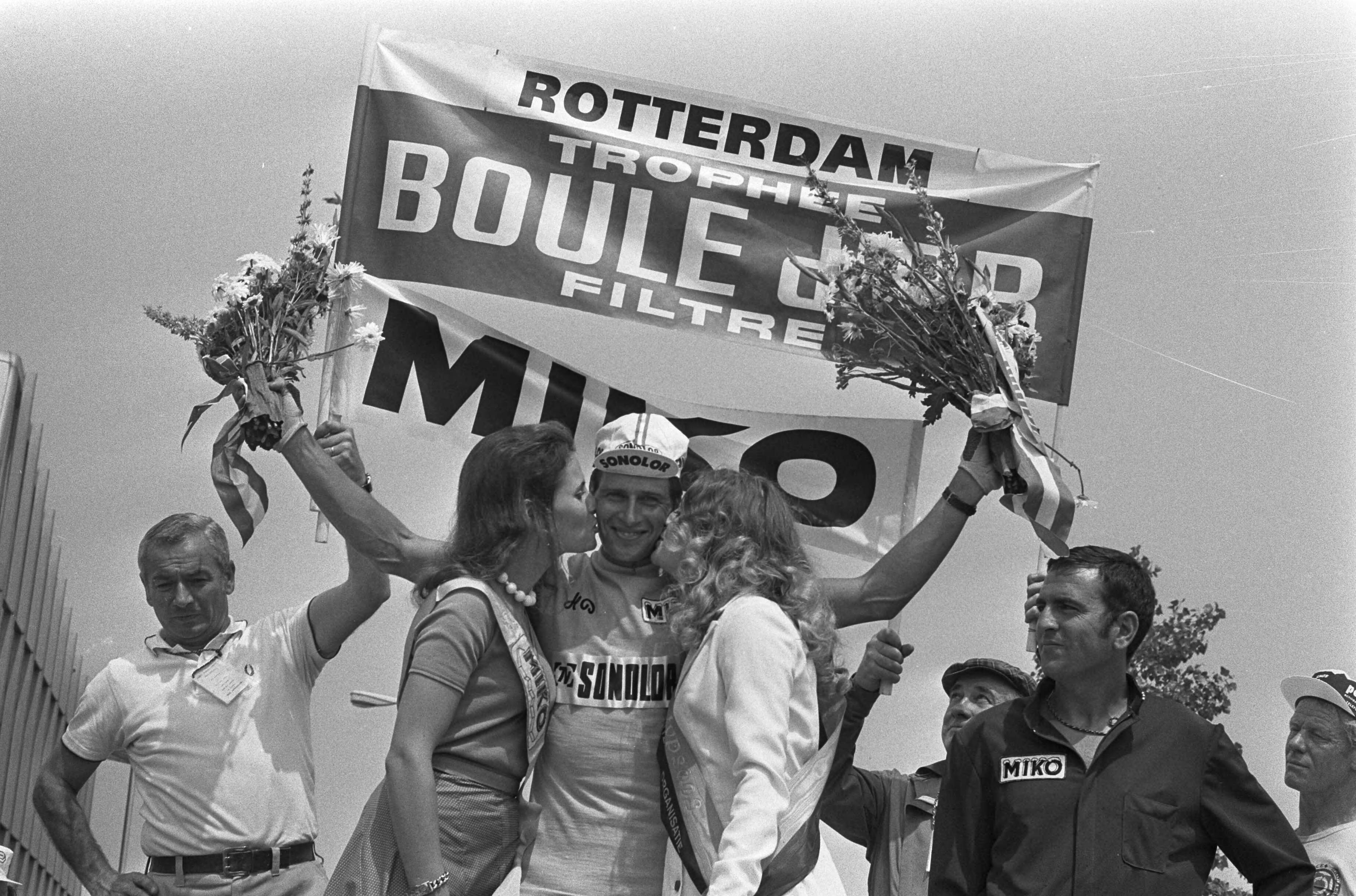 Fotocollectie Anefo — Finish eerste etappe Tour de France , Scheveningen naar Rotterdam, Willy Teirlinck tijdens huldiging — Foto: Verhoeff, Bert / Anefo. Licentie: Set B: Rechtenvrij / Publiek Domein. Bron: Nationaal Archief. http://hdl.handle.net/10648/ac30980a-d0b4-102d-bcf8-003048976d84