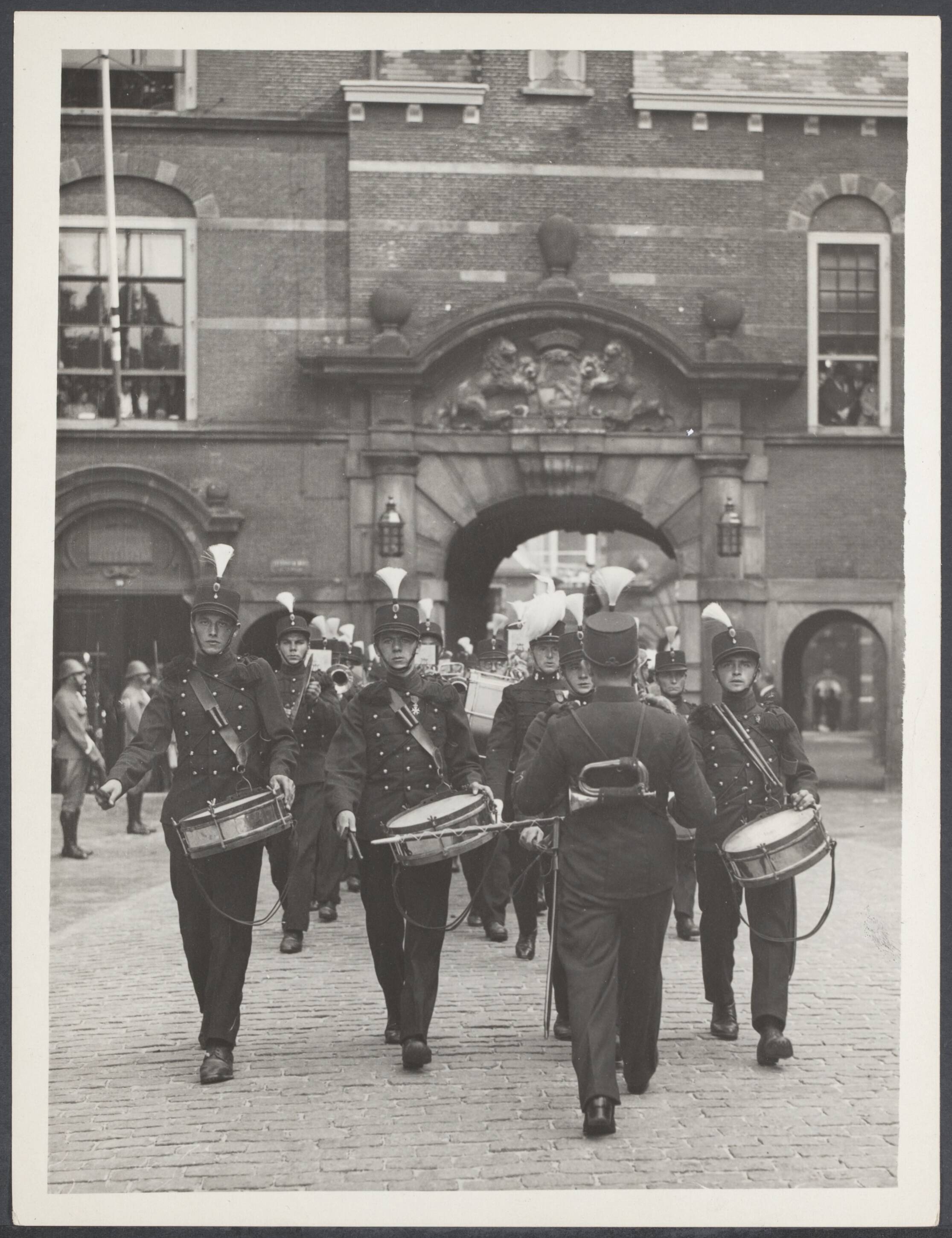 Muziekkorpsen Nederlands leger: overige — muziekkorpsen|militairen|Den Haag|Binnenhof|oorlog |landmacht|Nederland — Foto: Onbekend / Publiek Domein of Rechtenvrij. Licentie: Set B: Rechtenvrij / Publiek Domein. Bron: Nationaal Archief. http://hdl.handle.net/10648/287c876a-a5e8-51f3-4c71-c1df6ecebb21