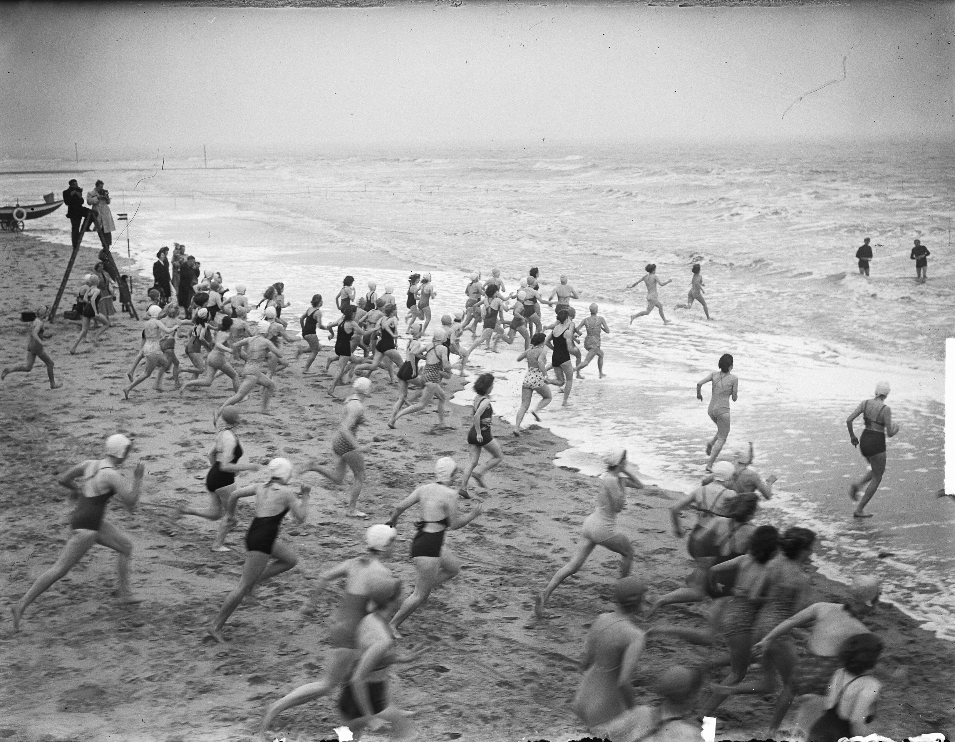 Fotocollectie Anefo — Opening badseizoen te Scheveningen — Foto: Nijs, Jac. de / Anefo. Licentie: Set B: Rechtenvrij / Publiek Domein. Bron: Nationaal Archief. http://hdl.handle.net/10648/a8d91740-d0b4-102d-bcf8-003048976d84