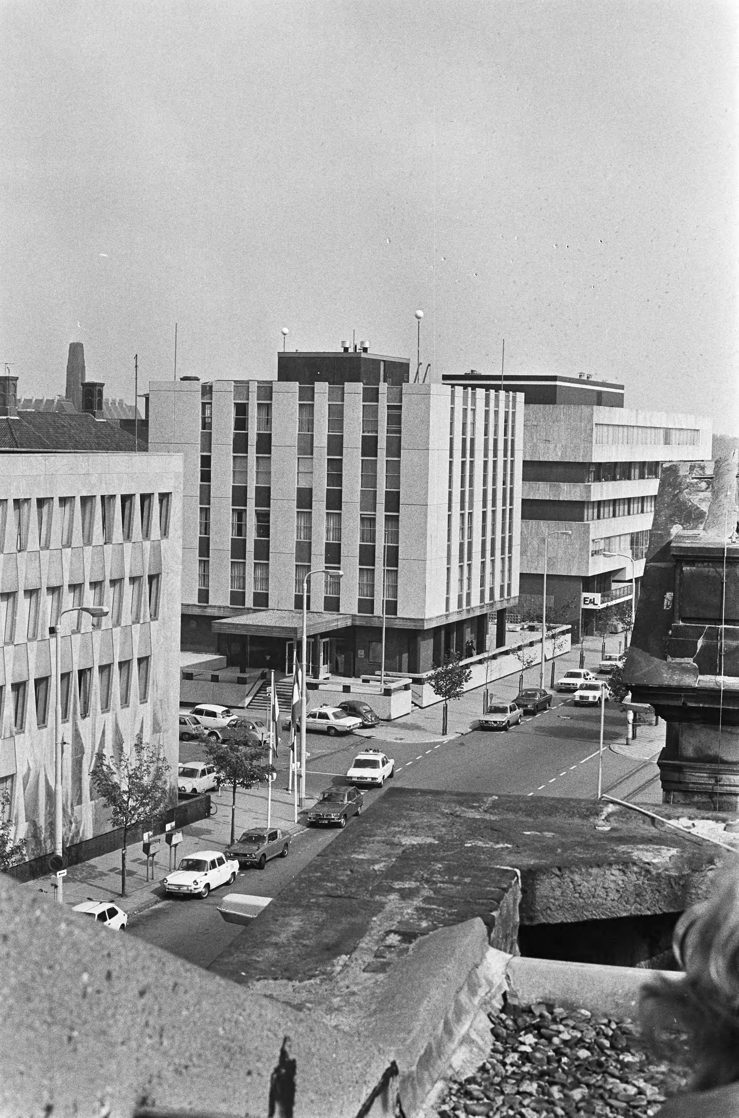 Fotocollectie Anefo — Japanse terroristen gijzelen Franse ambassadeur en 10 anderen in Franse ambassade in Den Haag , de Franse ambassade in Den Haag links een gedeelte van de — Foto: Mieremet, Rob / Anefo. Licentie: Set B: Rechtenvrij / Publiek Domein. Bron: Nationaal Archief. http://hdl.handle.net/10648/ac553296-d0b4-102d-bcf8-003048976d84