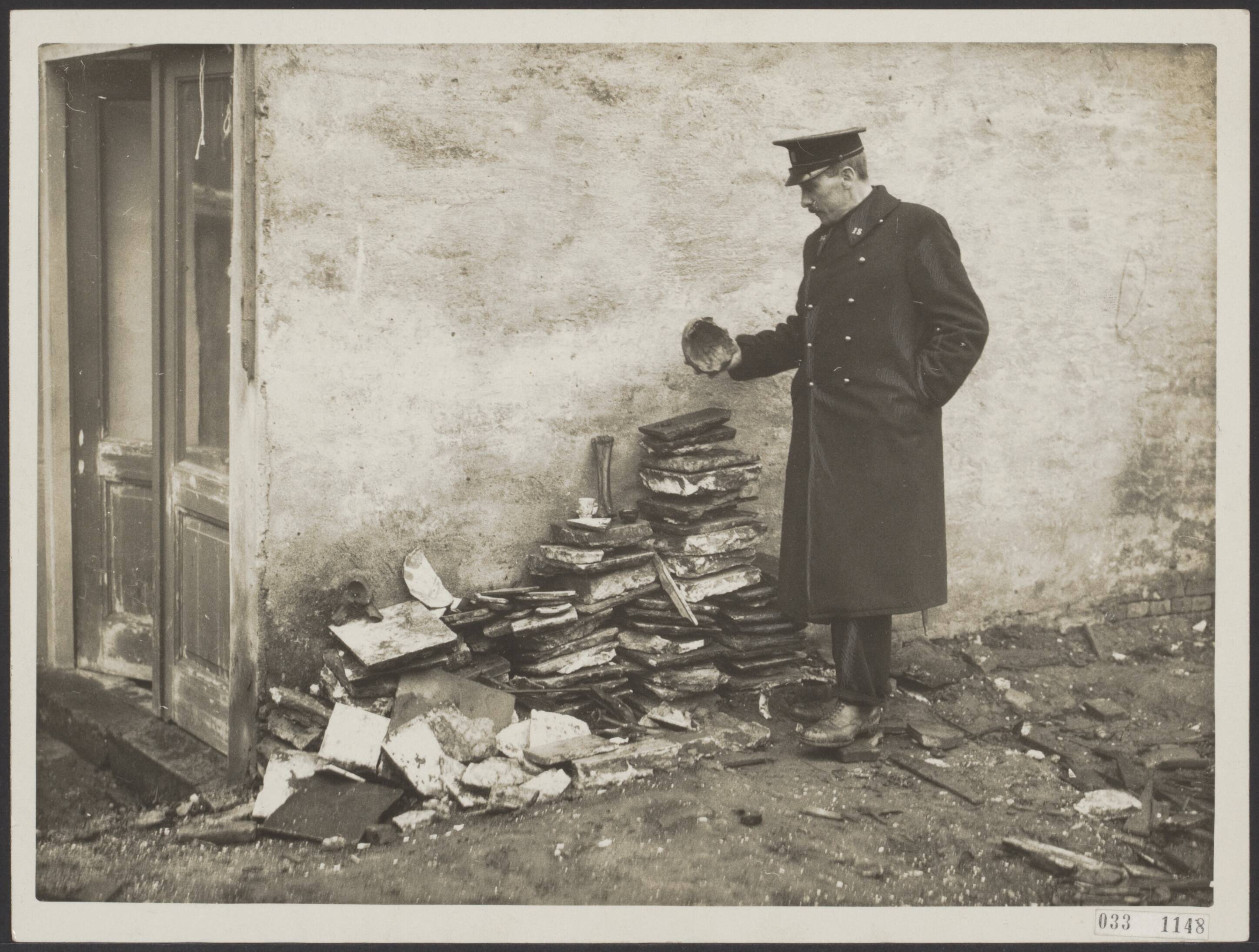 Fotocollectie Elsevier Binnenland — De schatgraverij te Zaandam. De afspraak welke de Duitse schatgraver met de gemeente Zaandam had gemaakt luidde "ieder de helft" van de "millioenen" welke gevonden zullen worden. Nu heeft men voor bewaking een agent van politie bij de tot nut toe gevönden "schat" geplaatst. Bij gebrek aan geld werd heden de opgraverij gestaakt [schat van Claes Compaen op aanwijzingen van Madame Sylvia. Aangenomen naam van Bianca Gräfin Beck-Rizkowski, een adellijke helderziende die in 1930 meende de in Zaandam begraven schat van zeerover Claes Compaen te kunnen aanwijzen. De bewering van deze fantasierijke gravin leidde ertoe dat het (armlastige) gemeentebestuur van Zaandam op 16 april 1930 een concessie verleende aan de Duitser Hans Langhirt om bij de Zuiddijk naar de vermeende schat te graven. bron Gemeentearchief Zaanstad] — Foto: N.V. Polygoon. Licentie: Set B: Rechtenvrij / Publiek Domein. Bron: Nationaal Archief. http://hdl.handle.net/10648/ade760ac-d0b4-102d-b