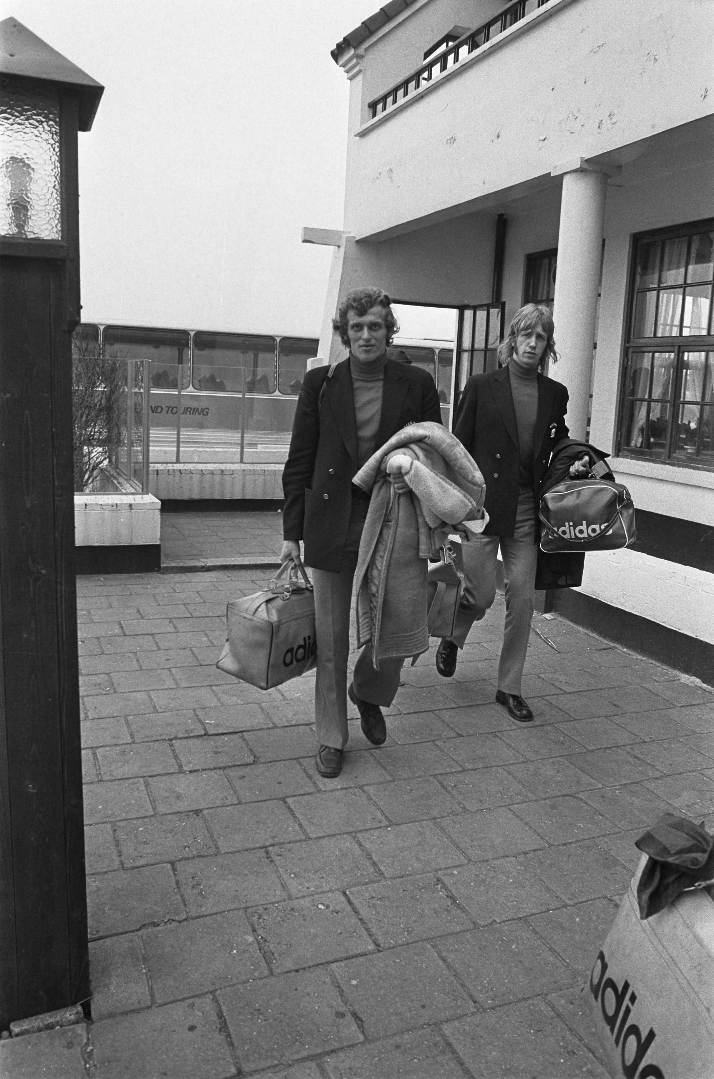 Fotocollectie Anefo — Ajax naar Wassenaar, Kovacs, Keizer bij aankomst — Foto: Peters, Hans / Anefo. Licentie: Set B: Rechtenvrij / Publiek Domein. Bron: Nationaal Archief. http://hdl.handle.net/10648/ac2664fc-d0b4-102d-bcf8-003048976d84