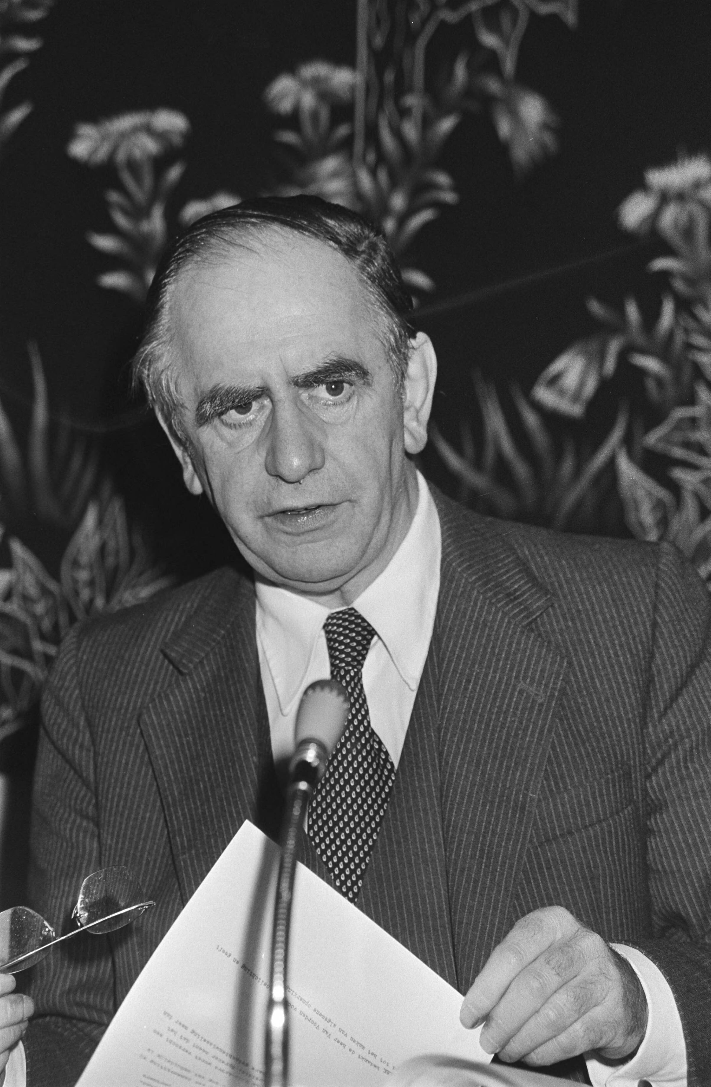Fotocollectie Anefo — Vergadering in Den Haag van Raad van de Arbeidsmarkt, voorzitter dr. J. W. de Pous (kop — Foto: Dijk, Hans van / Anefo. Licentie: Set B: Rechtenvrij / Publiek Domein. Bron: Nationaal Archief. http://hdl.handle.net/10648/acf6dcfe-d0b4-102d-bcf8-003048976d84
