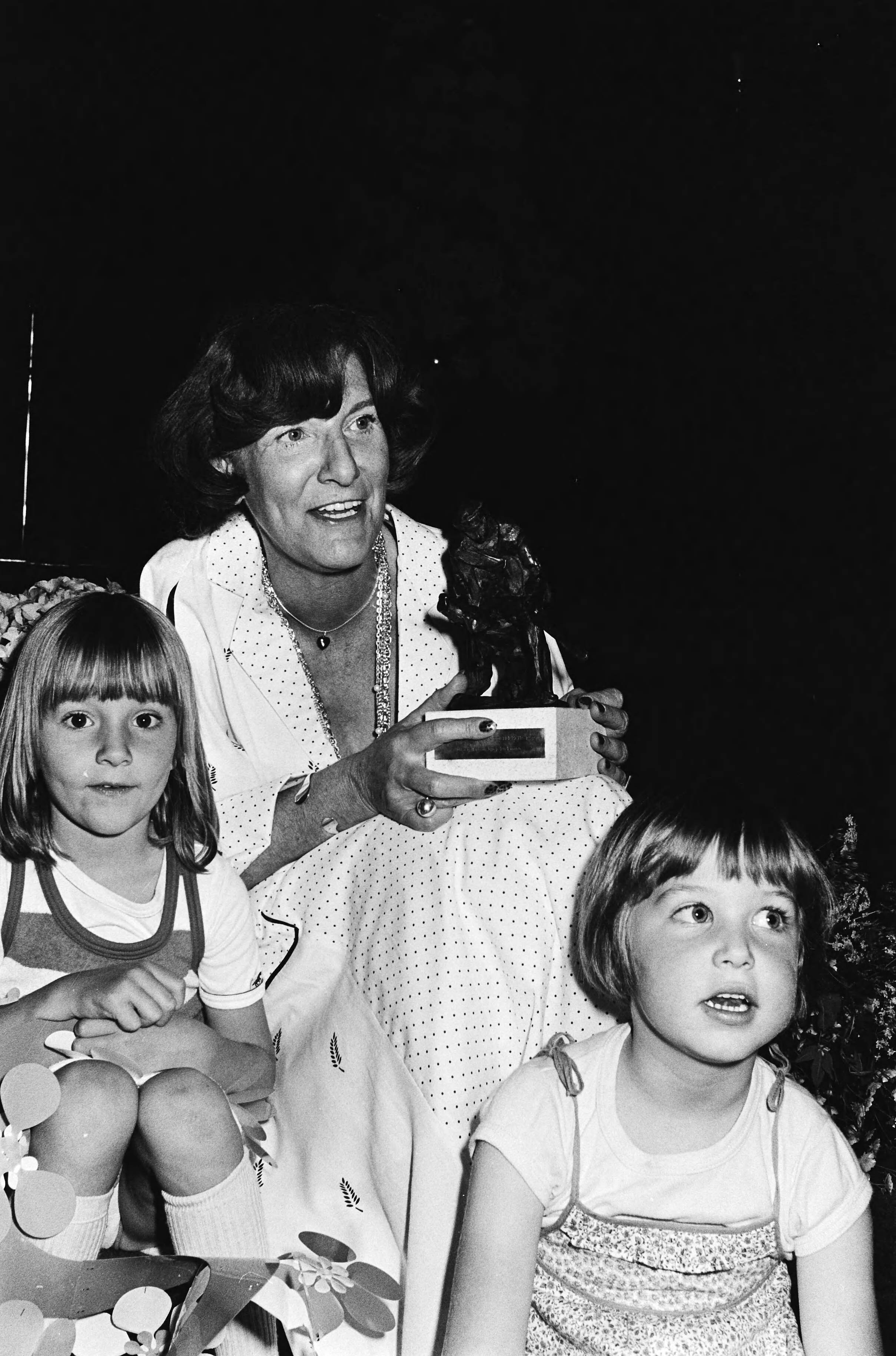 Kinderboekenschrijfster Miep Diekmann ontvangt de Laurens Janszoon Costerprijs — Miep Diekmann met haar prijs met kleindochtertje en nichtje — Foto: Suyk, Koen / Anefo. Licentie: Set B: Rechtenvrij / Publiek Domein. Bron: Nationaal Archief. http://hdl.handle.net/10648/accb898c-d0b4-102d-bcf8-003048976d84