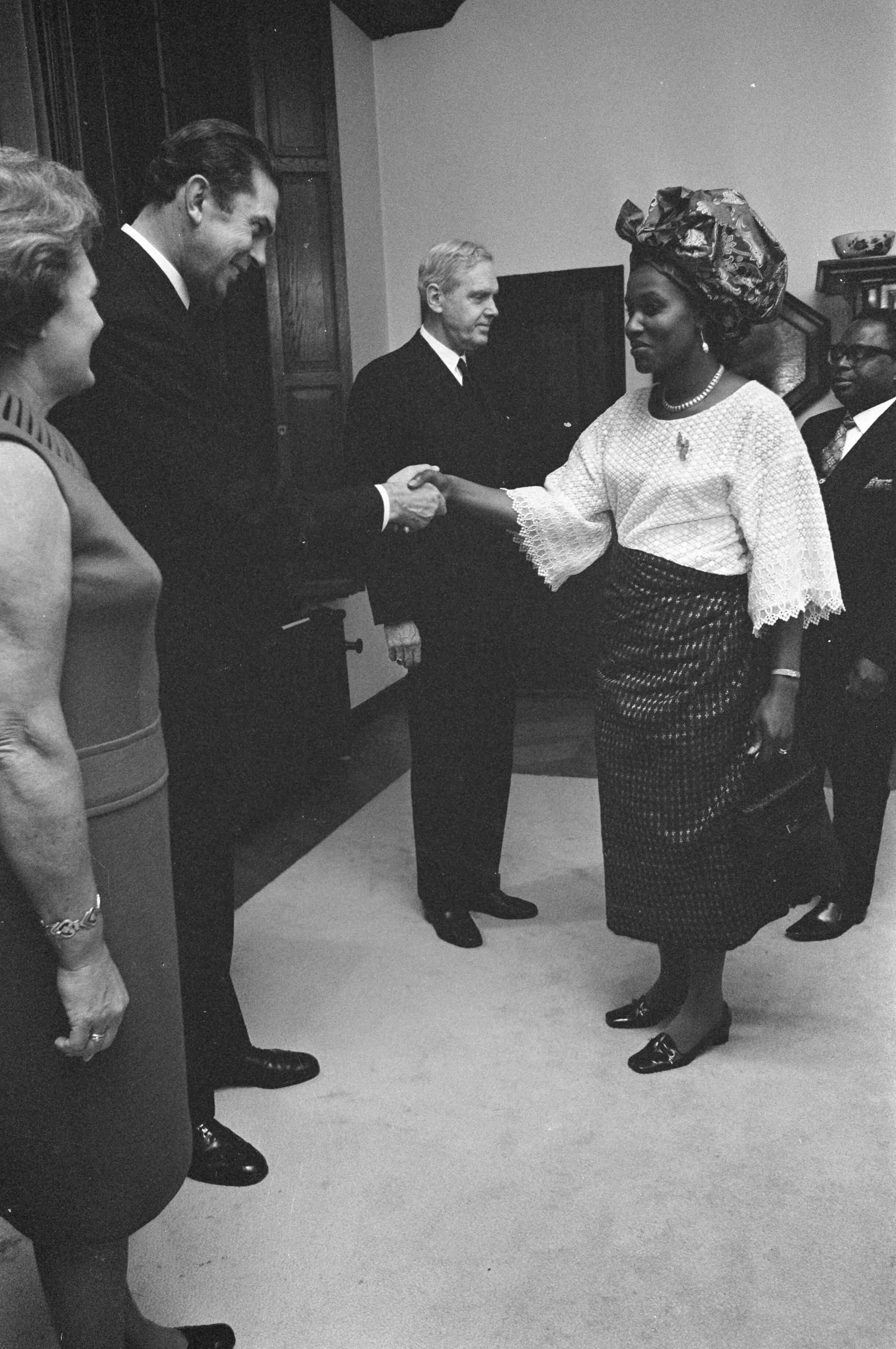 Fotocollectie Anefo — Minister president Biesheuvel ontvangt ambassadeurs op het Catshuis te Den Haag, Biesheuvel en echtgenote van de ambassadeur van Nigeria Durling — Foto: Mieremet, Rob / Anefo. Licentie: Set B: Rechtenvrij / Publiek Domein. Bron: Nationaal Archief. http://hdl.handle.net/10648/abd74728-d0b4-102d-bcf8-003048976d84