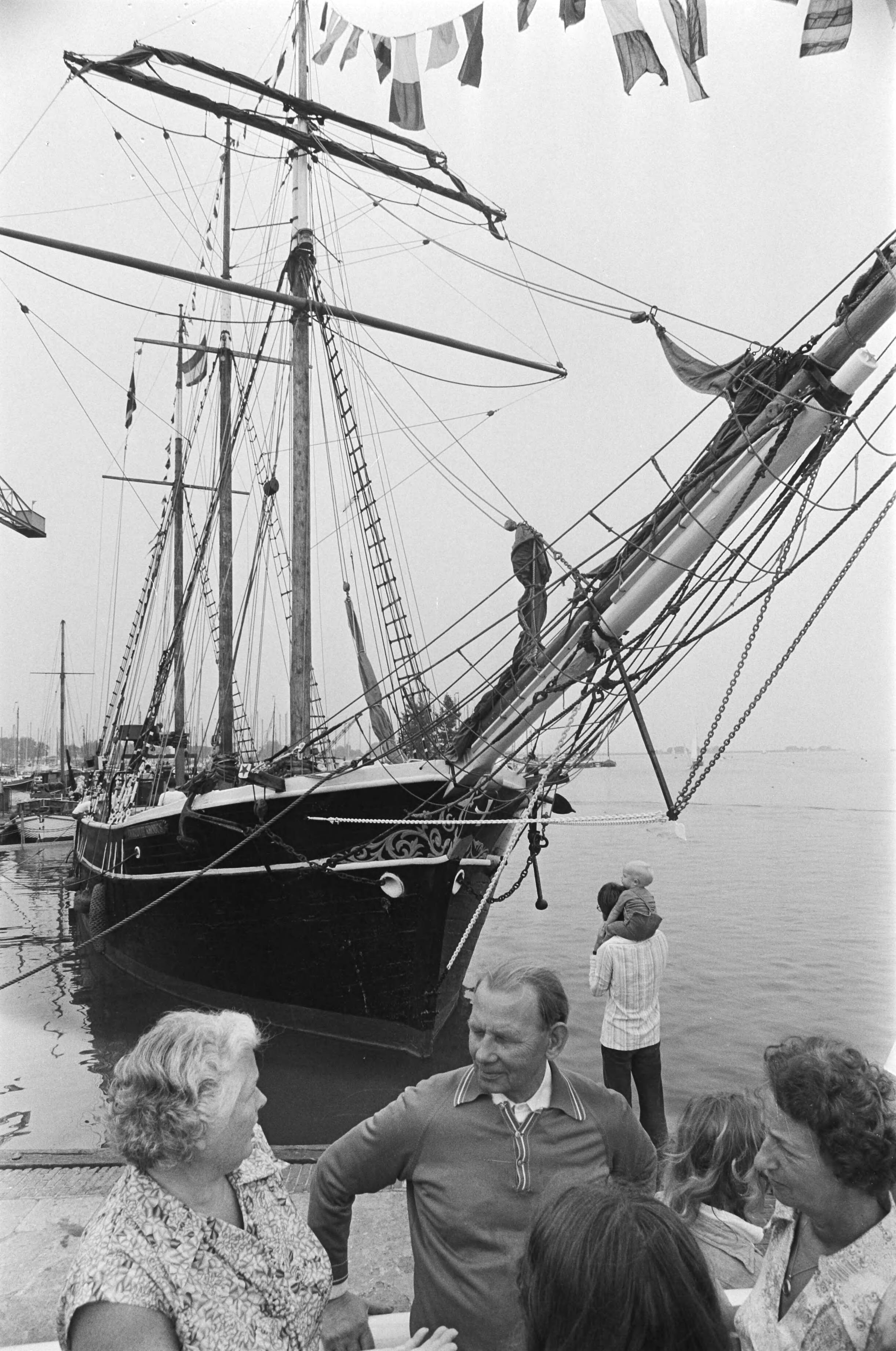 Fotocollectie Anefo — Schip Charlottew Rhodes uit tv-serie Onedinline, in haven Monnickendam in verband met evenementsweek — Foto: Suyk, Koen / Anefo. Licentie: Set B: Rechtenvrij / Publiek Domein. Bron: Nationaal Archief. http://hdl.handle.net/10648/aca08142-d0b4-102d-bcf8-003048976d84