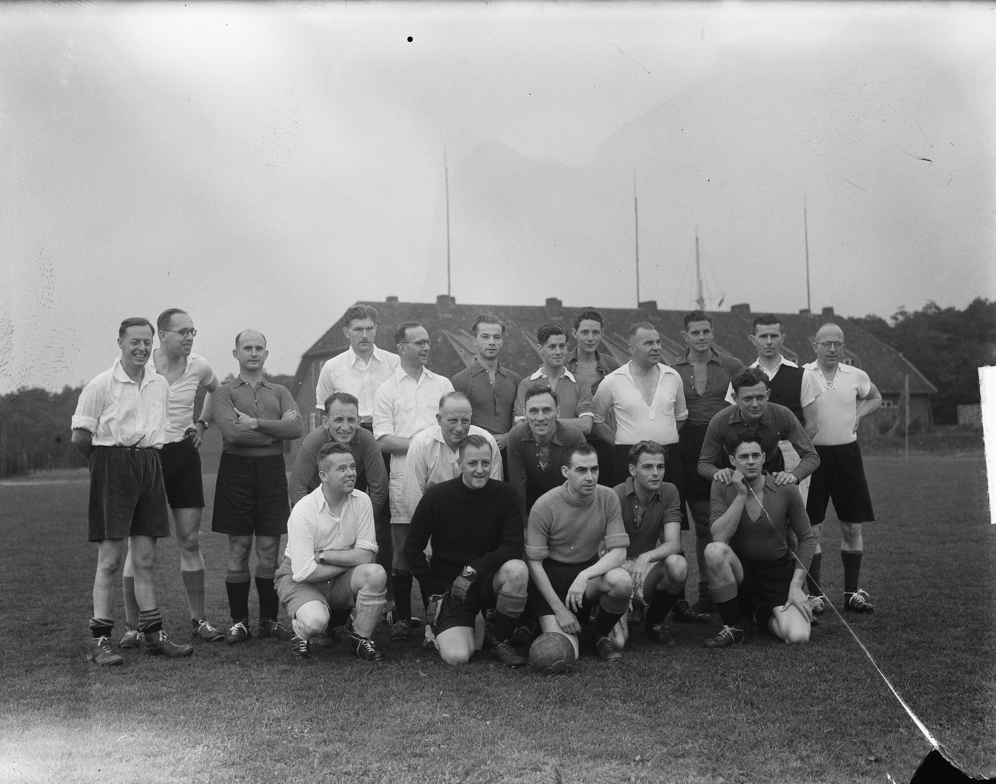 Fotocollectie Anefo — Burgemeesterselftal uit Drenthe tegen officieren van het Marine Opleidingskamp uit Hilversum. Beide elftallen op de foto — Foto: Pot, Harry / Anefo. Licentie: Set B: Rechtenvrij / Publiek Domein. Bron: Nationaal Archief. http://hdl.handle.net/10648/a8e03ca0-d0b4-102d-bcf8-003048976d84