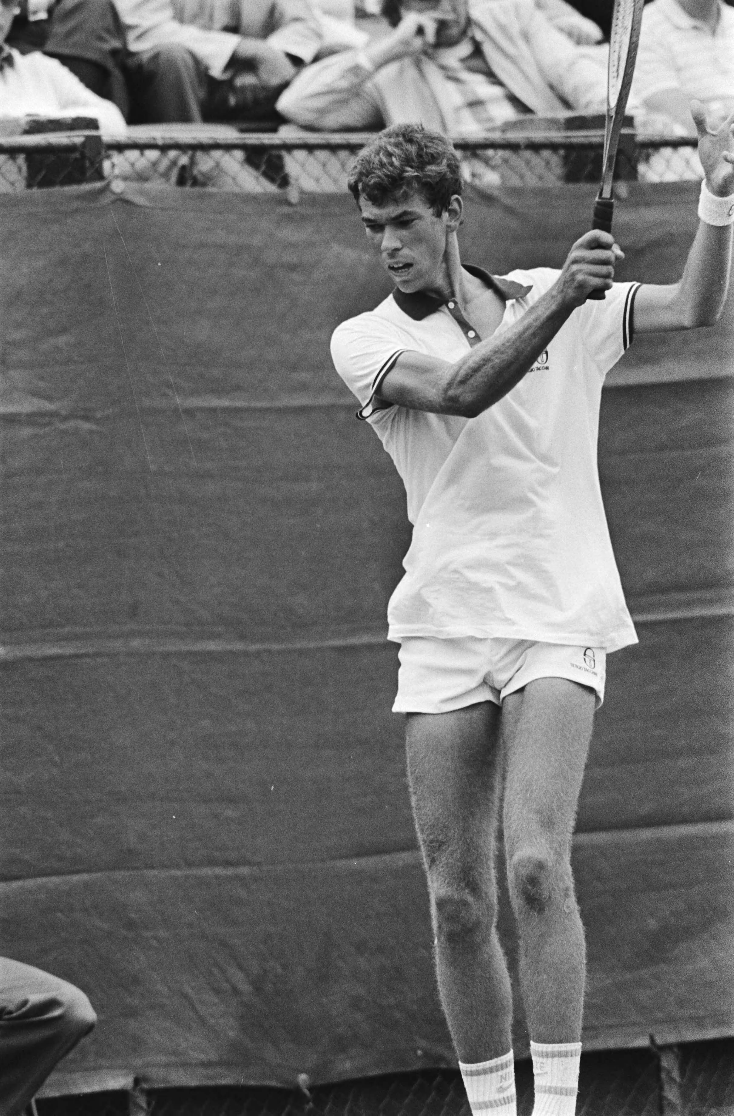 Nederlands Kampioenschap Tennis op de METS-banen in Scheveningen — Michiel Schapers in actie — Foto: Antonisse, Marcel / Anefo. Licentie: Set B: Rechtenvrij / Publiek Domein. Bron: Nationaal Archief. http://hdl.handle.net/10648/ad2c6892-d0b4-102d-bcf8-003048976d84