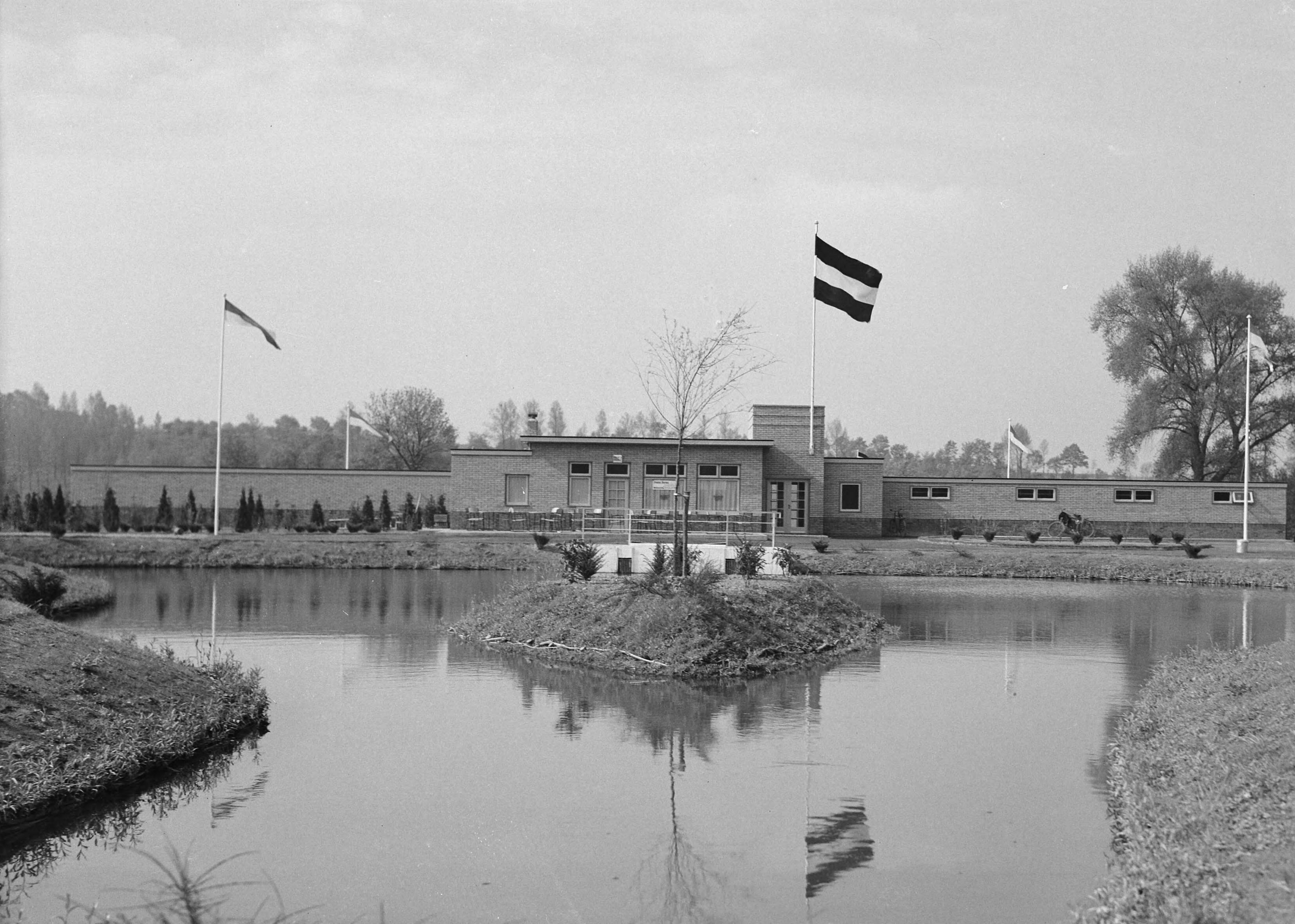 Fotocollectie Nederlandse Heidemaatschappij — Zwembad Meerssen — Foto: Fotograaf Onbekend / Heidemij. Licentie: Set B: Rechtenvrij / Publiek Domein. Bron: Nationaal Archief. http://hdl.handle.net/10648/ae782894-d0b4-102d-bcf8-003048976d84