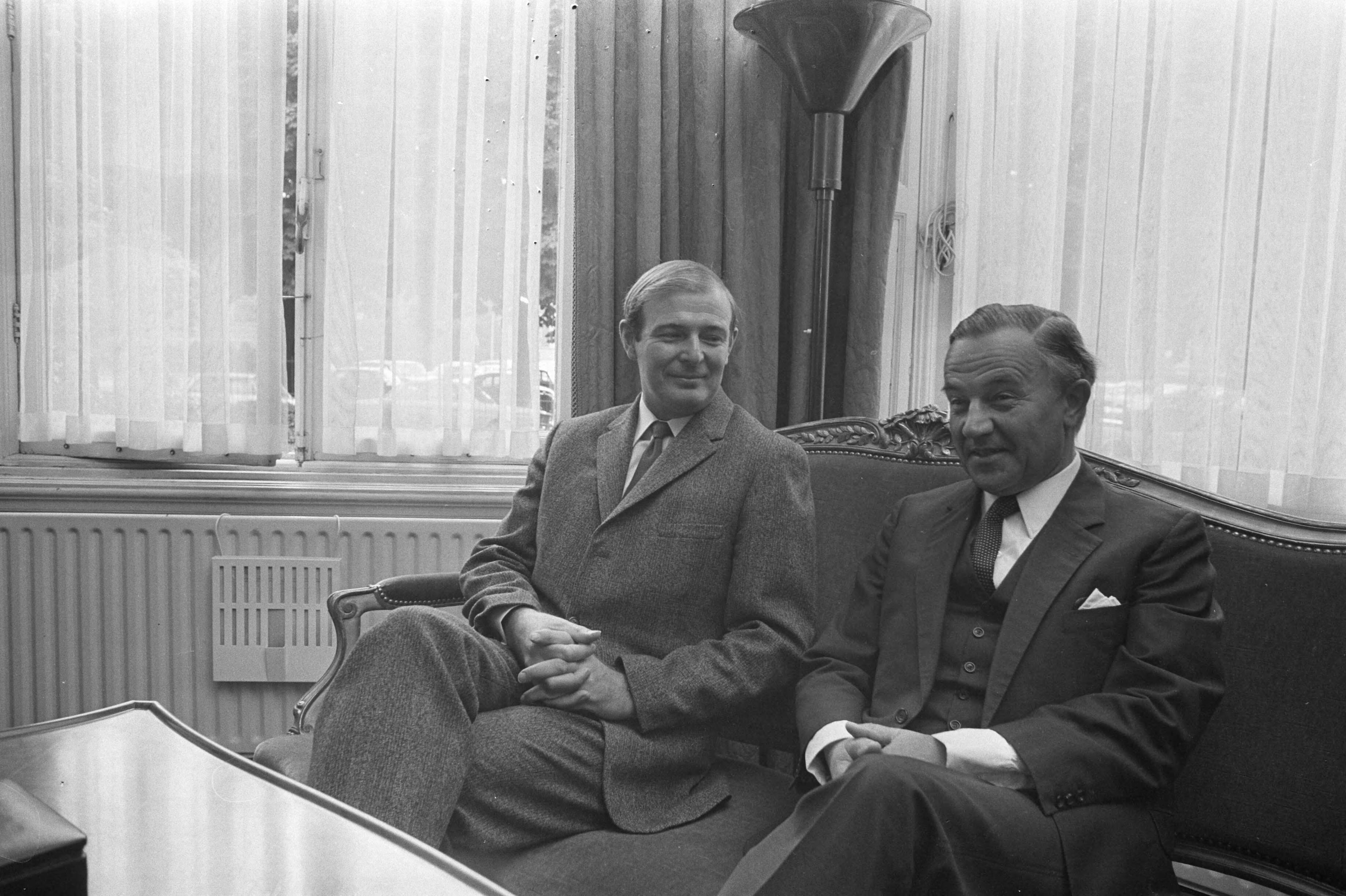 Fotocollectie Anefo — Premier De Jong ontvangt de Australische vicepremier John Douglas Anthony (l) in Den Haag — Foto: Mieremet, Rob / Anefo. Licentie: Set B: Rechtenvrij / Publiek Domein. Bron: Nationaal Archief. http://hdl.handle.net/10648/abc2a44e-d0b4-102d-bcf8-003048976d84