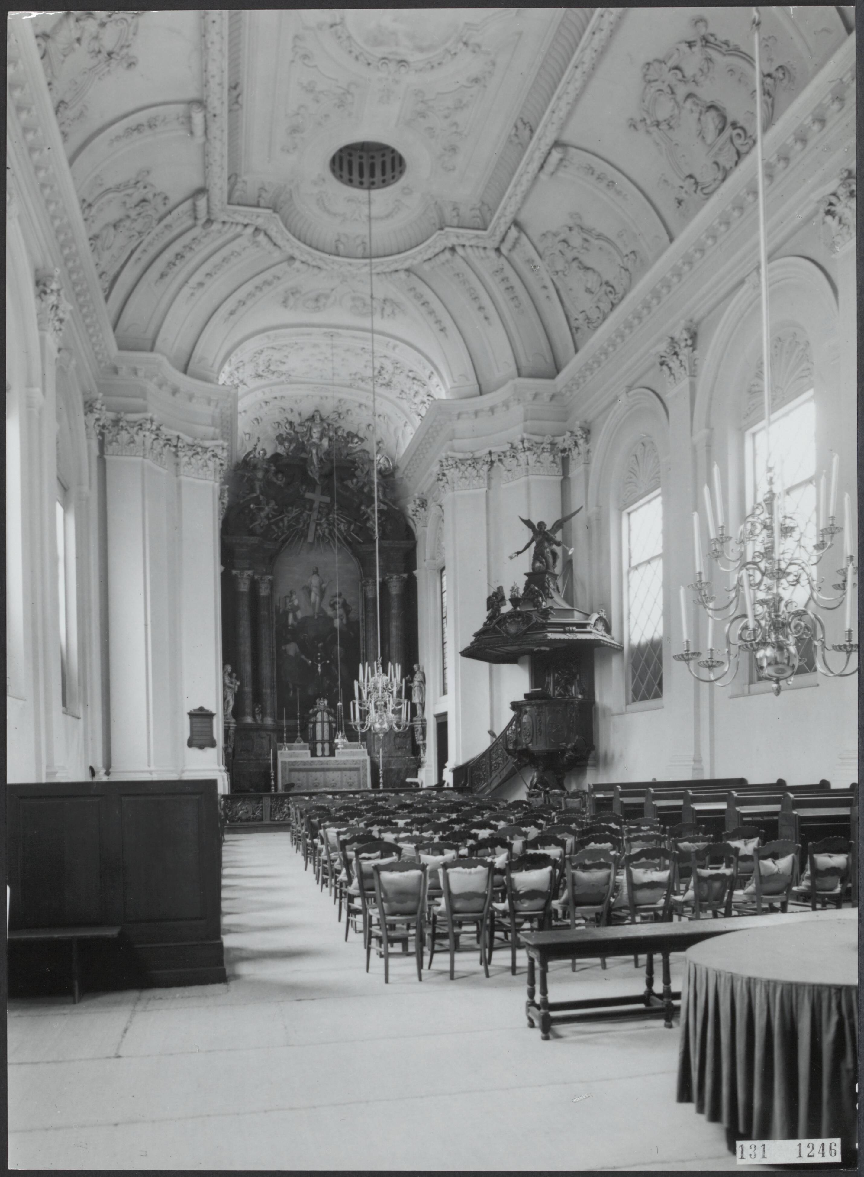 Fotocollectie Rijksvoorlichtingsdienst Eigen — Den Haag. Interieur Oud-katholieke kerk aan de Juffrouw Idastraat. Gezicht op het altaar en de preekstoel — Foto: Fotodienst Gemeente Den Haag. Licentie: Set B: Rechtenvrij / Publiek Domein. Bron: Nationaal Archief. http://hdl.handle.net/10648/af51e37c-d0b4-102d-bcf8-003048976d84