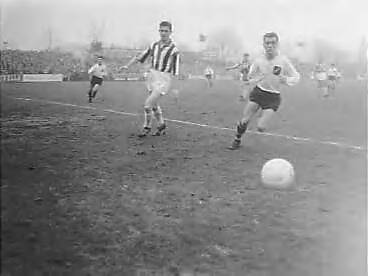 Fotocollectie Anefo — Voetbal. NAC tegen Willem II. Spelmoment — Foto: Behrens, Herbert F. / Anefo. Licentie: Set B: Rechtenvrij / Publiek Domein. Bron: Nationaal Archief. http://hdl.handle.net/10648/a9a710c8-d0b4-102d-bcf8-003048976d84