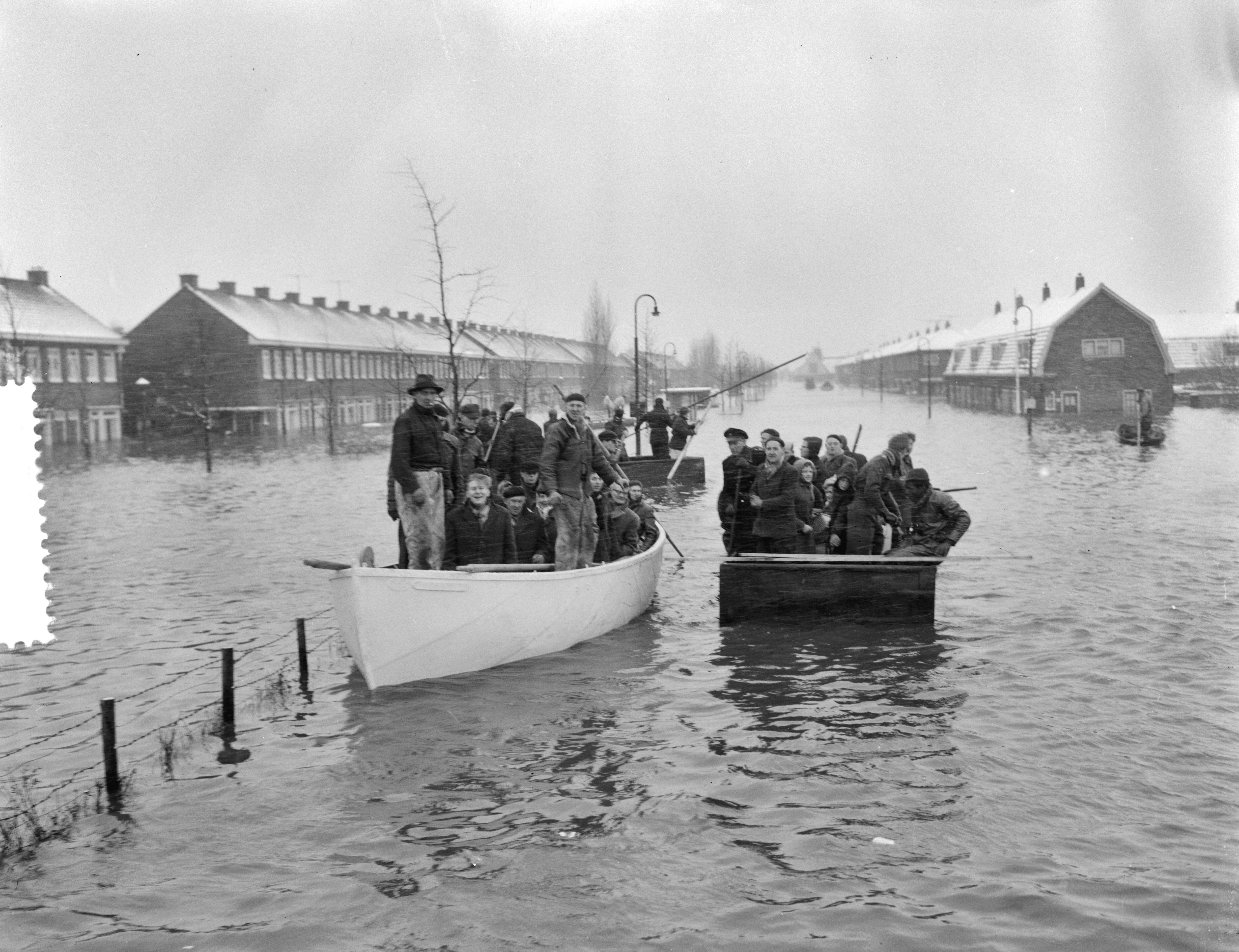 Ramp Tuindorp Oostzaan — Foto: Rossem, Wim van / Anefo. — Licentie: Set B: Rechtenvrij / Publiek Domein. Bron: Nationaal Archief. http://hdl.handle.net/10648/a9a5a7b0-d0b4-102d-bcf8-003048976d84