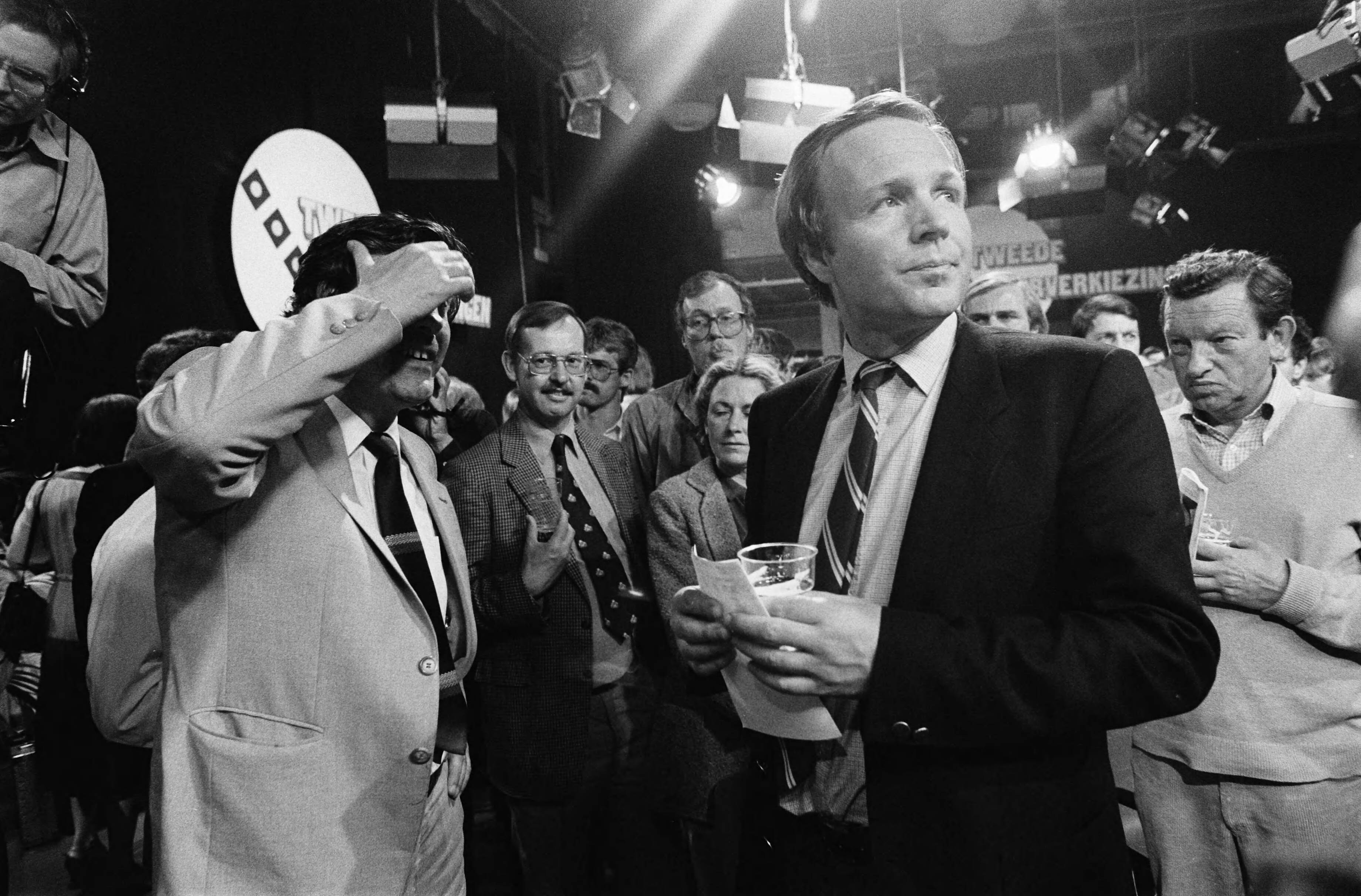 Fotocollectie Anefo — TV-uitzending wordt in NOS-studio in Hilversum opgenomen de verkiezingen met lijststrekkers van de grote partijen; — Foto: Dijk, Hans van / Anefo. Licentie: Set B: Rechtenvrij / Publiek Domein. Bron: Nationaal Archief. http://hdl.handle.net/10648/acfcc48e-d0b4-102d-bcf8-003048976d84