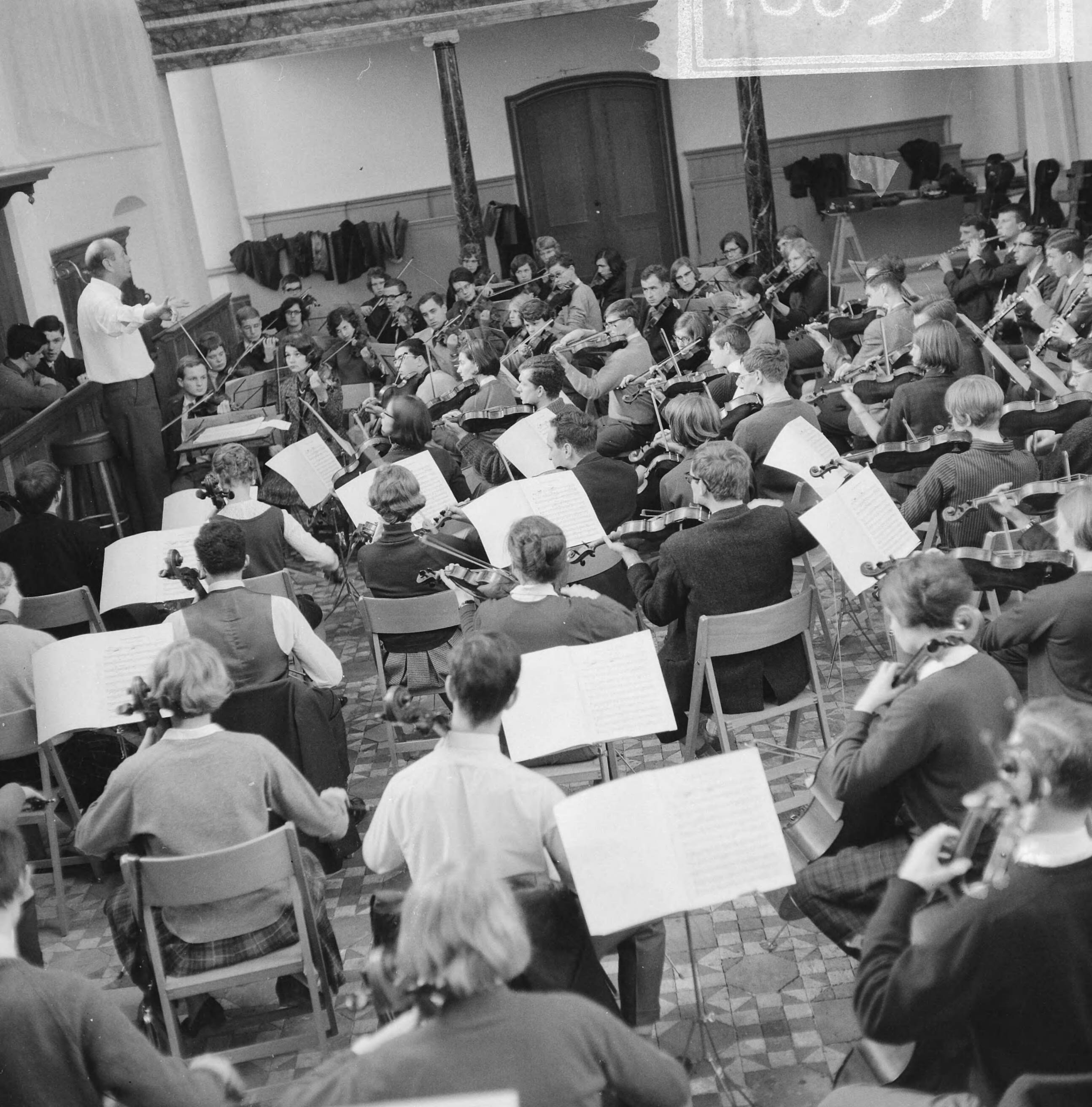 Fotocollectie Anefo — Nederlands Studenten Orkest in Bergen, Noord-Holland — Foto: Kroon, Ron / Anefo. Licentie: Set B: Rechtenvrij / Publiek Domein. Bron: Nationaal Archief. http://hdl.handle.net/10648/aad505d6-d0b4-102d-bcf8-003048976d84