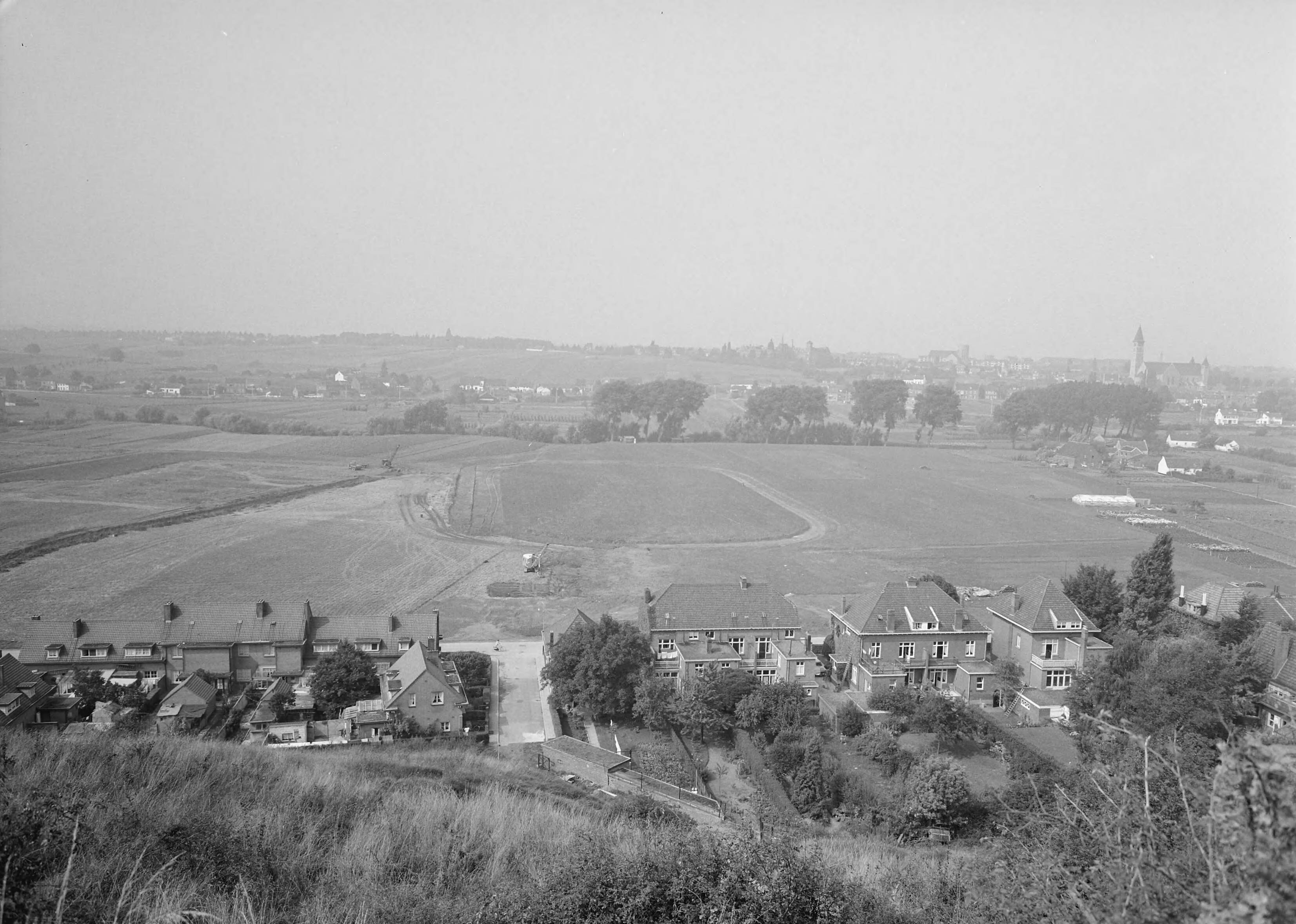 Fotocollectie Nederlandse Heidemaatschappij — Overzicht tegenwoordige toestand terrein toekomstig sportveldencomplex Geusselt te Maastricht, gezien van west naar oost. — Foto: Eyssen, [...] / Heidemij. Licentie: Set B: Rechtenvrij / Publiek Domein. Bron: Nationaal Archief. http://hdl.handle.net/10648/ae789dd8-d0b4-102d-bcf8-003048976d84