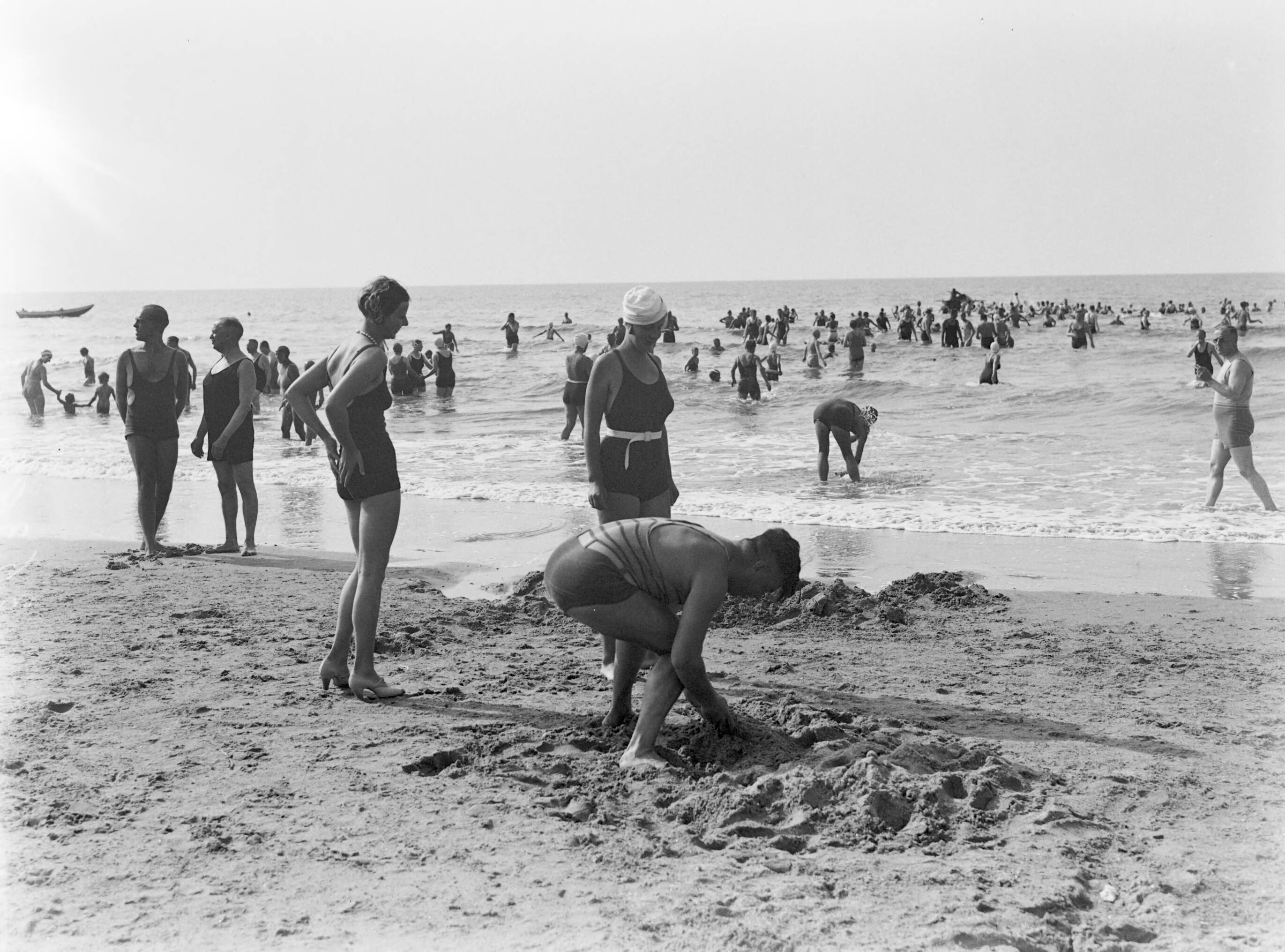 Scheveningen. — Badgasten op het strand in Scheveningen — Foto: Poll, Willem van de. Licentie: Set B: Rechtenvrij / Publiek Domein. Bron: Nationaal Archief. http://hdl.handle.net/10648/ae9ac124-d0b4-102d-bcf8-003048976d84