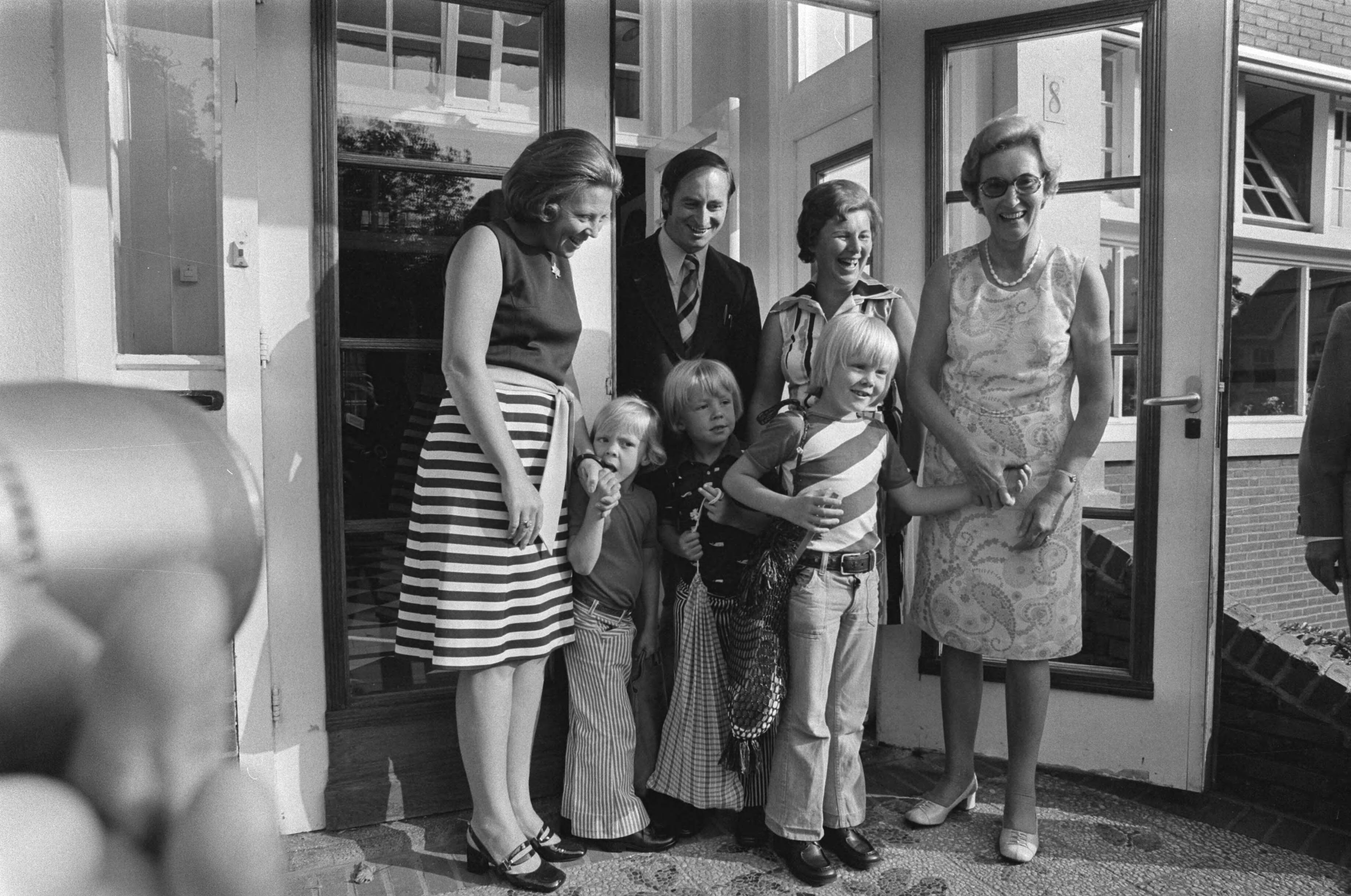 Fotocollectie Anefo — Prinsjes Constantijn, Johan Friso en Willem Alexander weeer naar school in Baarn — Foto: Mieremet, Rob / Anefo. Licentie: Set B: Rechtenvrij / Publiek Domein. Bron: Nationaal Archief. http://hdl.handle.net/10648/ac530228-d0b4-102d-bcf8-003048976d84