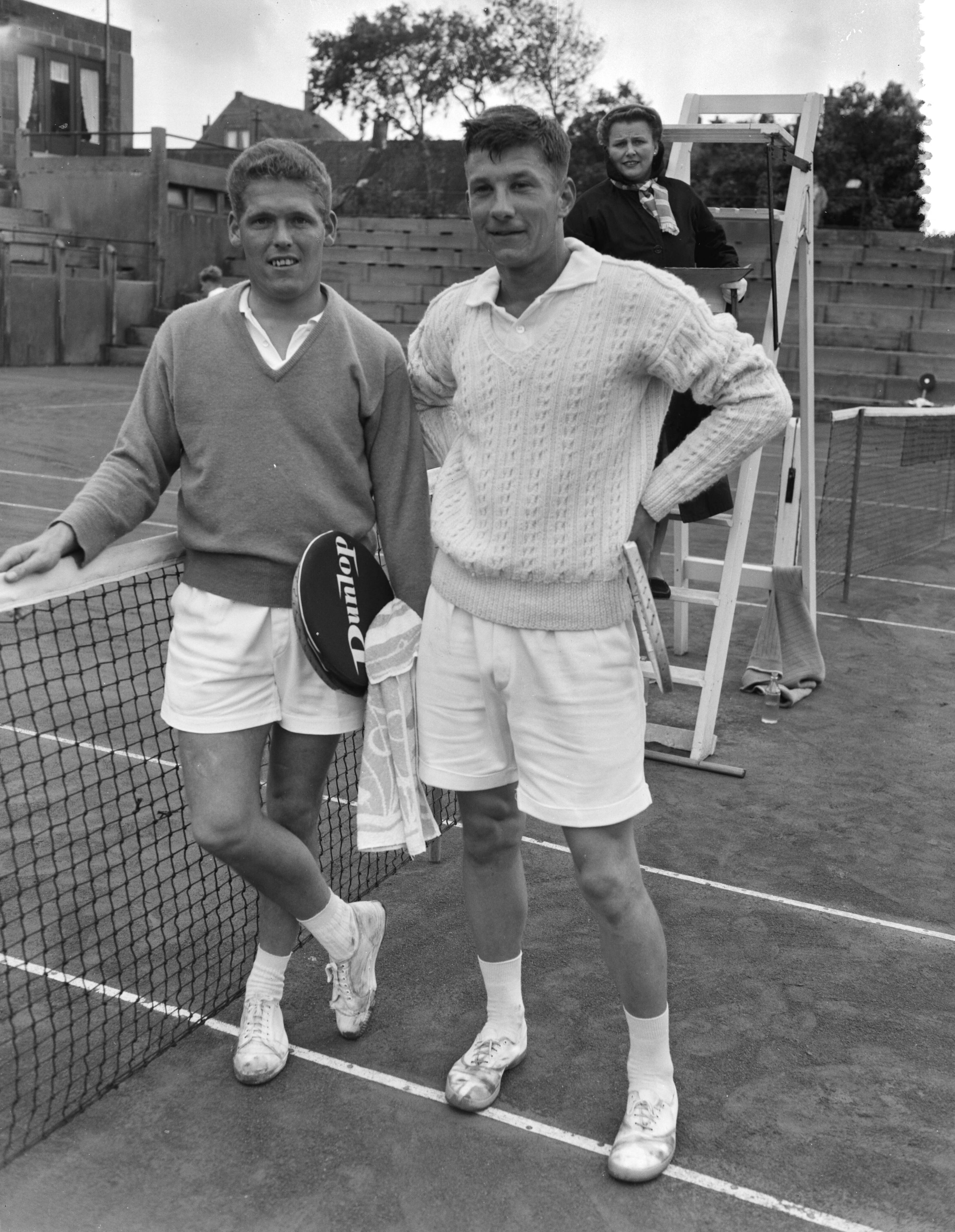 Fotocollectie Anefo — Nederlandse tenniskampioenschappen op de METS-banen te Scheveningen. Fred Dehnert en Albert Kloezen — Foto: Rossem, Wim van / Anefo. Licentie: Set B: Rechtenvrij / Publiek Domein. Bron: Nationaal Archief. http://hdl.handle.net/10648/a94d67b2-d0b4-102d-bcf8-003048976d84