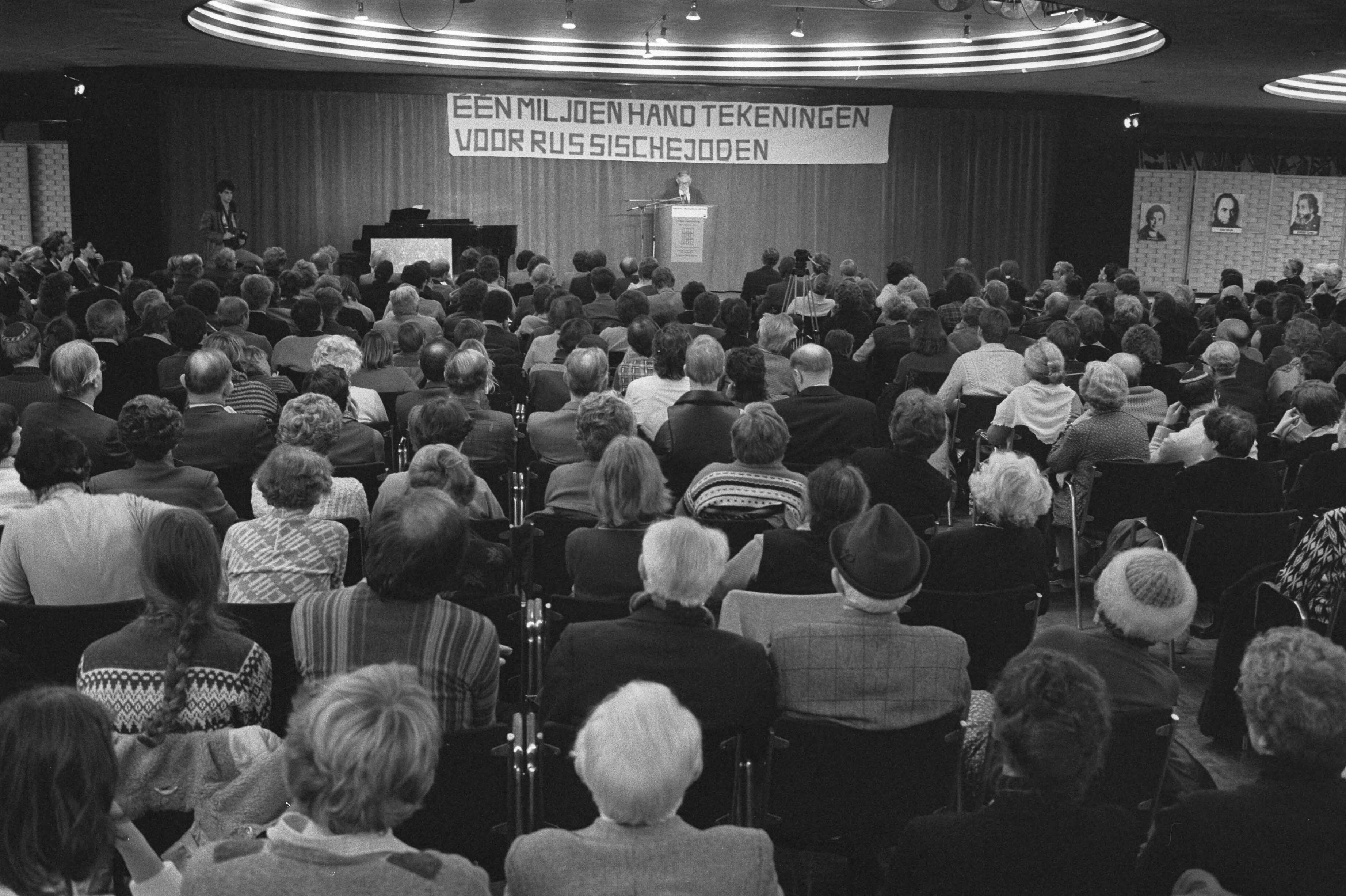 Fotocollectie Anefo — Manifestatie "Een miljoen handtekeningen voor Russische Joden" in Concertgebouw in Den Haag . Overzicht — Foto: Antonisse, Marcel / Anefo. Licentie: Set B: Rechtenvrij / Publiek Domein. Bron: Nationaal Archief. http://hdl.handle.net/10648/ad0b5986-d0b4-102d-bcf8-003048976d84